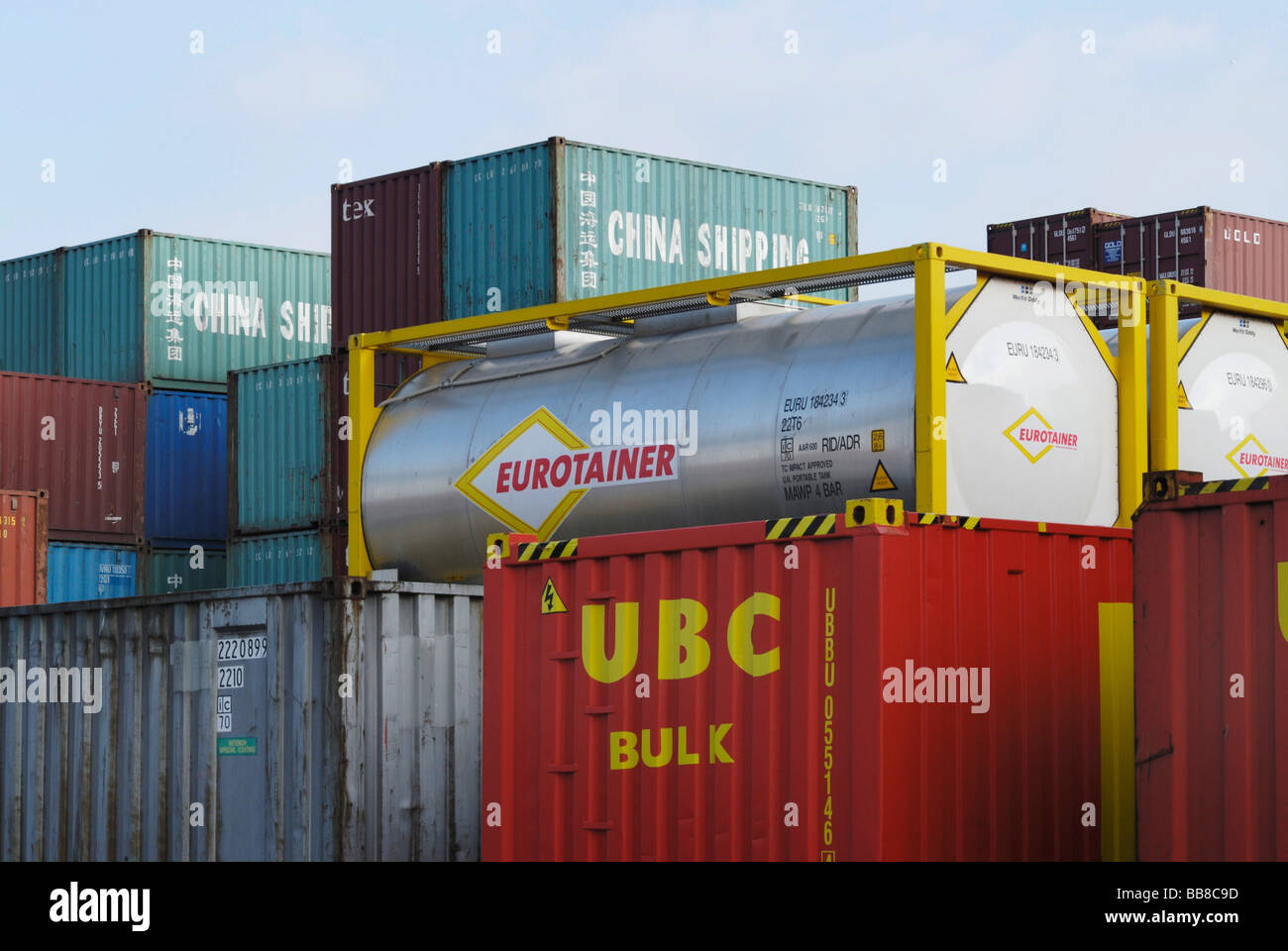 Deposito di container, impilati in standard ISO container e contenitori cisterna Foto Stock