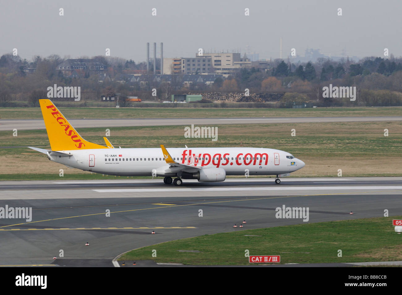 Pegasus Boeing 737-800 sulla pista, flypgs.com, compagnia aerea turca, Duesseldorf International Airport, Renania settentrionale-Vestfalia, G Foto Stock