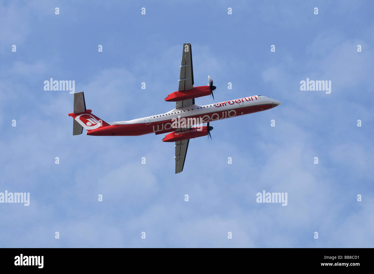 Airberlin Bombardier Q 400 bimotore, a medio raggio, velivolo a turboelica, ascendente visto da sotto Foto Stock