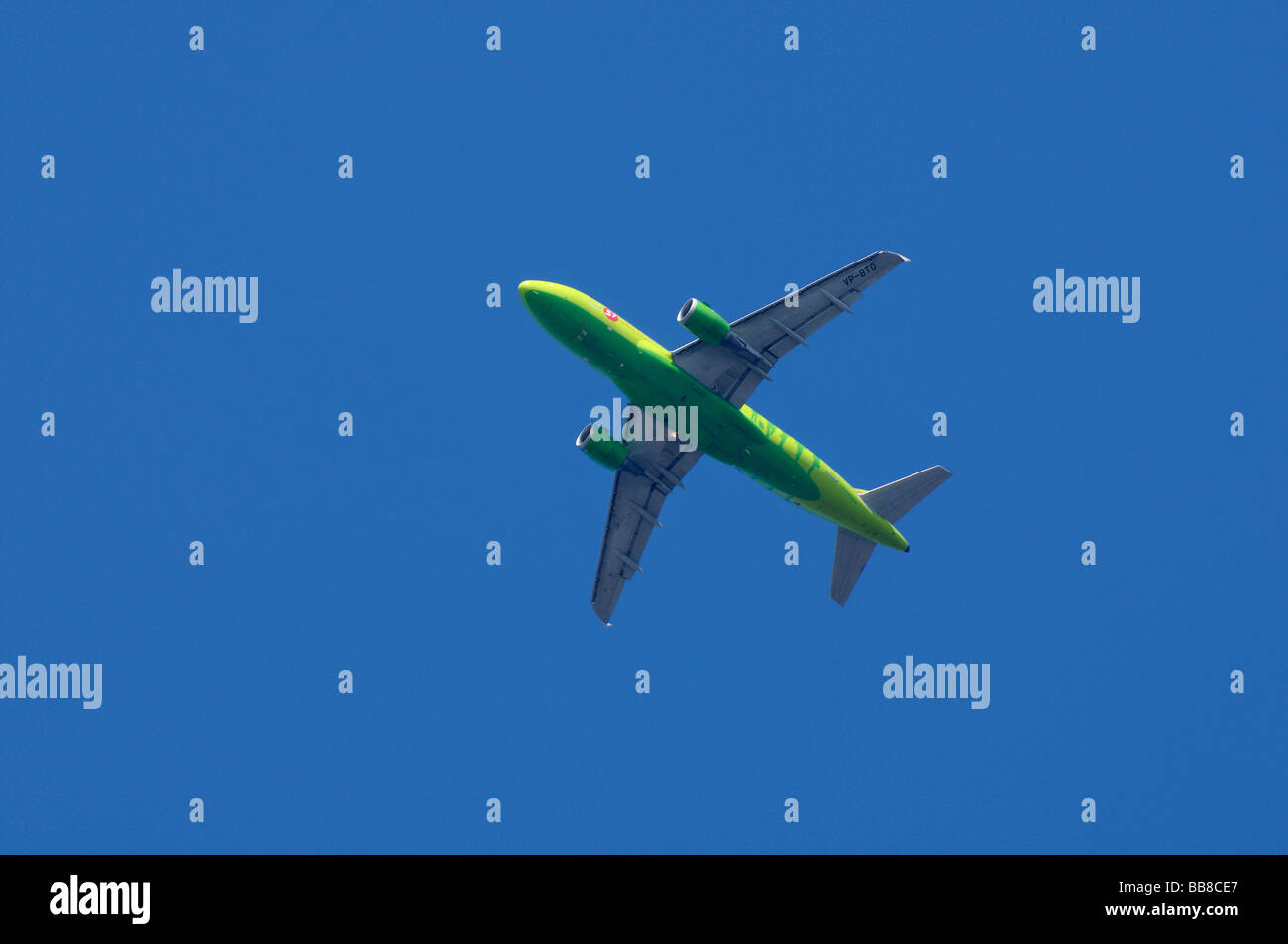 Aereo russo Airbus A319-114 della Siberia Airlines, S7, salire il volo aereo verde contro il cielo blu Foto Stock