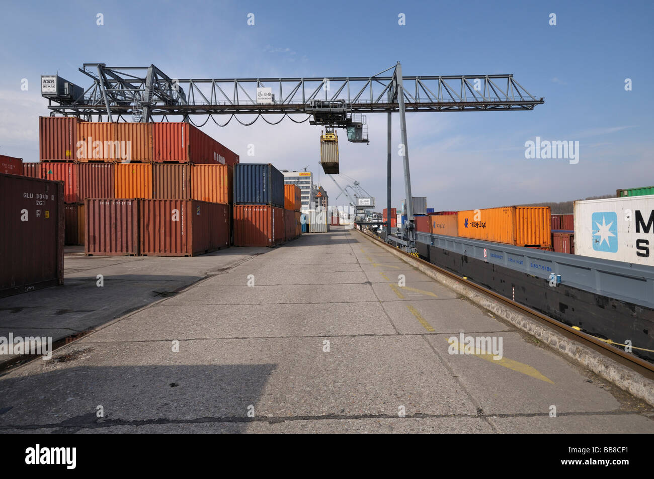 Porto di Bonn, nave al molo, accanto ad esso gantry crane trasferimento di contenitori a e da un peschereccio, Nord Reno-Westfalia, Germania Foto Stock