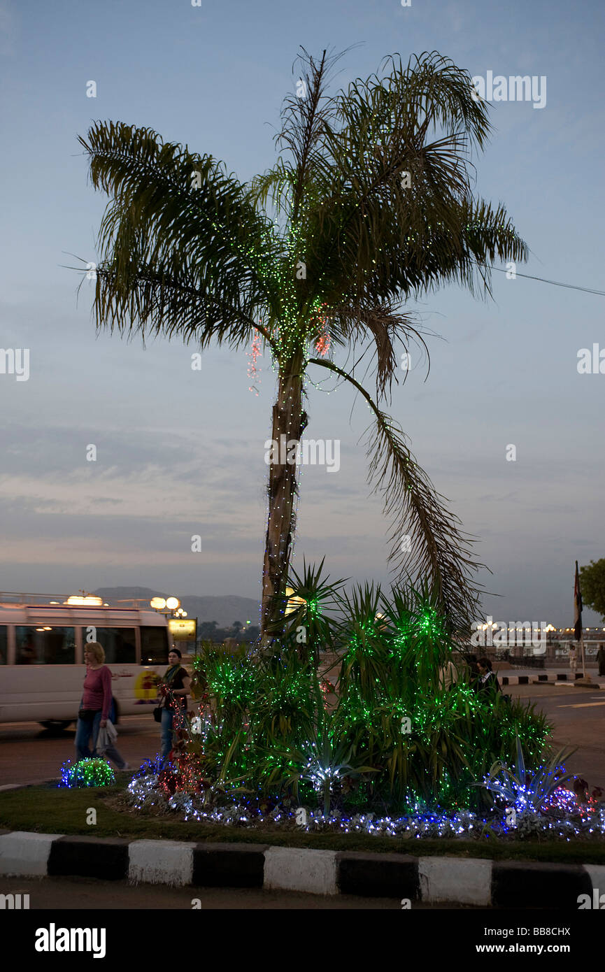 Catena incandescente di luci in un parco di fronte a un hotel Luxor Egitto, Africa Foto Stock