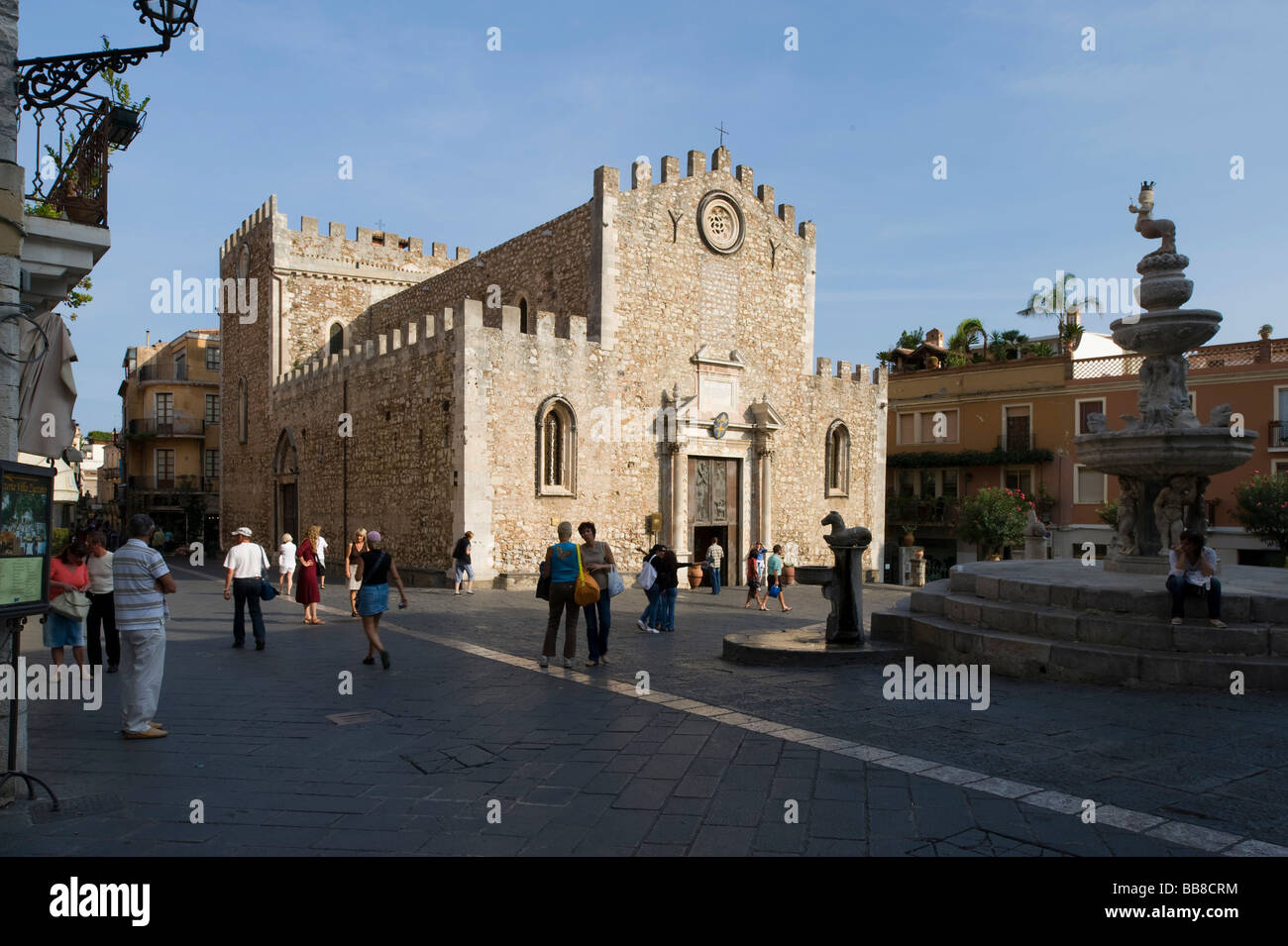 La cattedrale e la fontana della piazza della cattedrale, Taormina, Sicilia, Italia Foto Stock