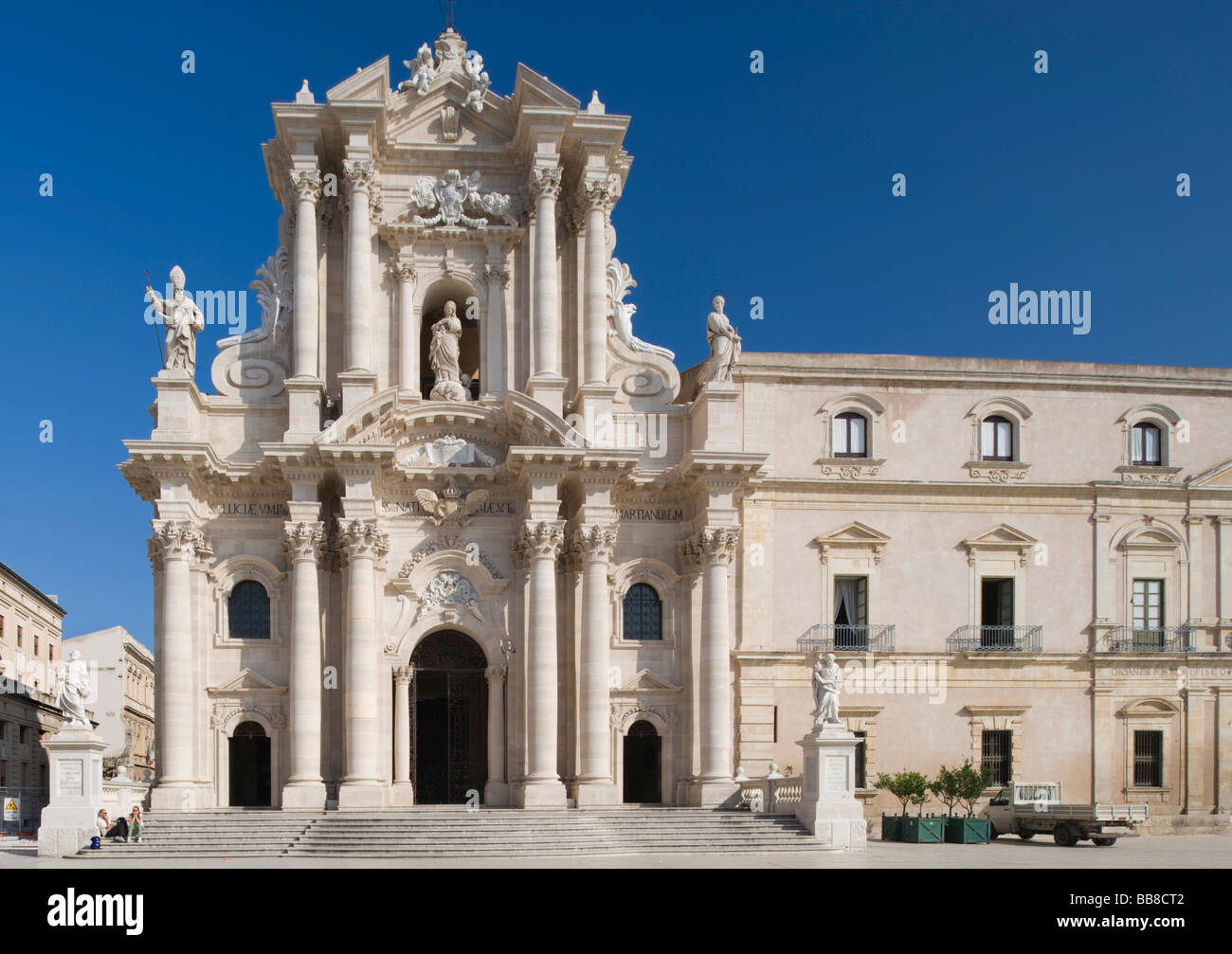 Davanti alla cattedrale, Siracusa, Sicilia, Italia Foto Stock