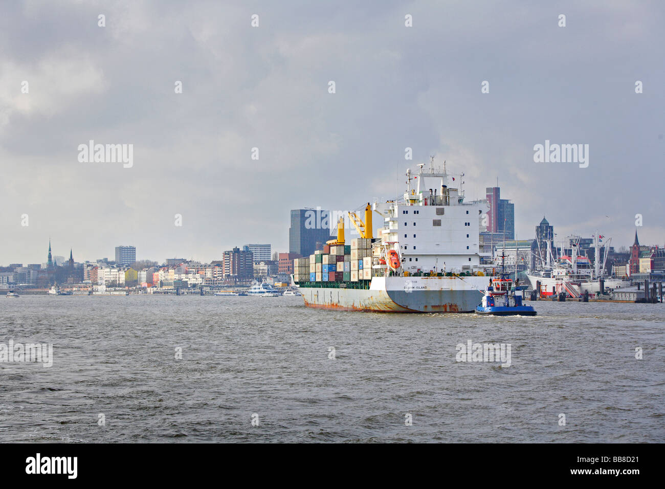 Container sul fiume Elba nel porto di Amburgo, Amburgo, Germania Foto Stock