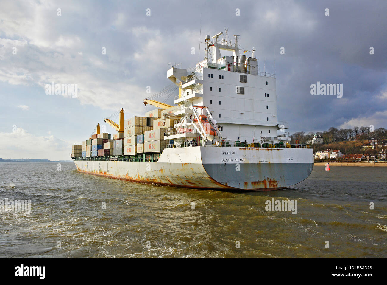 Container sul fiume Elba, Amburgo, Germania Foto Stock