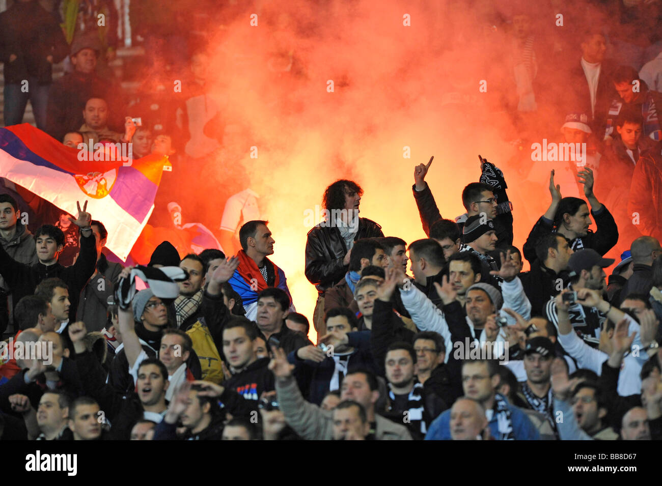Gli hooligan illuminazione di un incendio Bengalesi nell'fanblock, Mercedes-Benz Arena, Stoccarda, Baden-Wuerttemberg, Germania, Europa Foto Stock