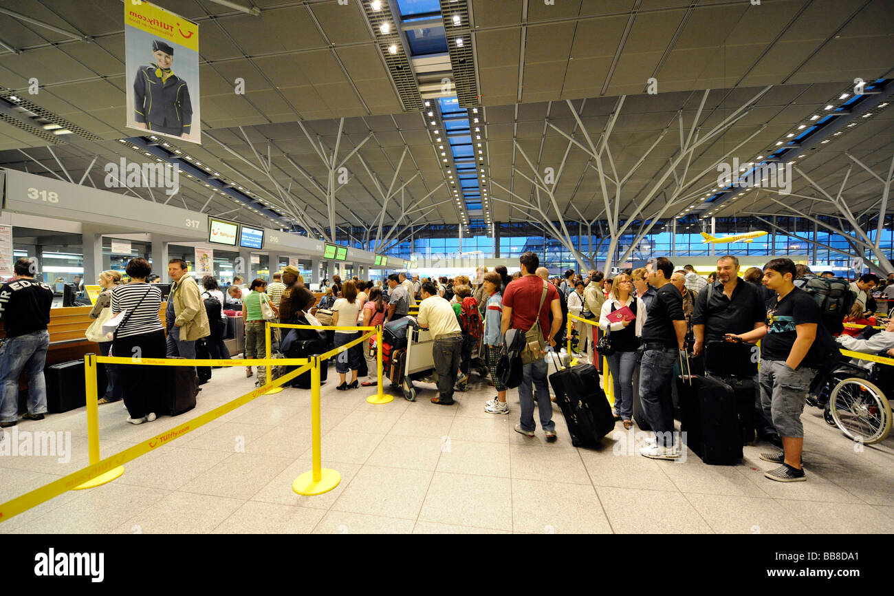 I viaggiatori in attesa in coda al banco check-in di TUI-fly, Aeroporto di Stoccarda, Baden-Wuerttemberg, Germania, Europa Foto Stock