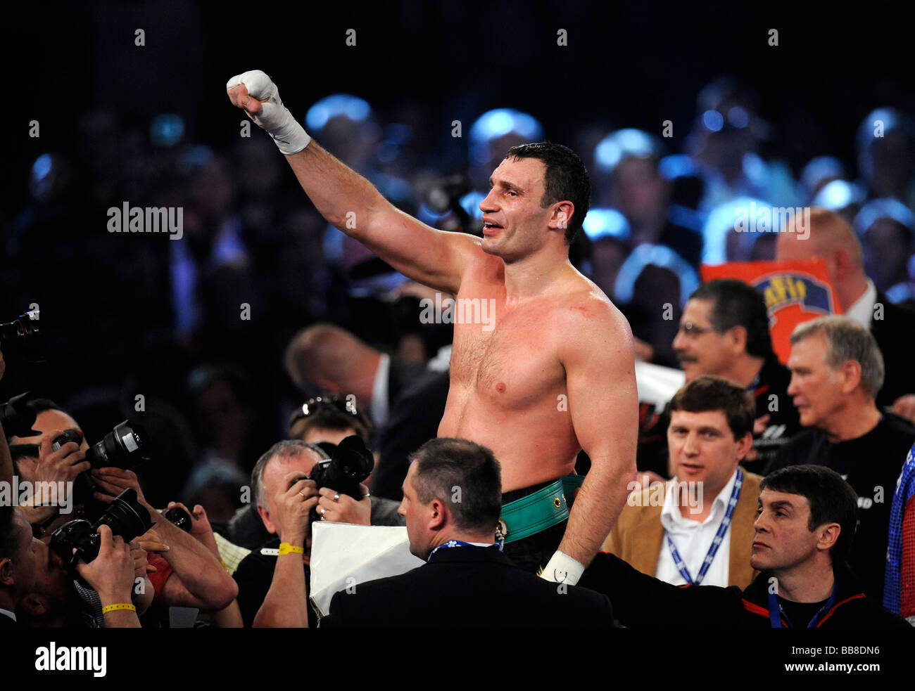 Posa vittoriosa di Vitali Klitschko Witali vs. Juan Carlos Gomez, Superheavyweight Boxing World Championship, alla Hanns-Martin-Schl Foto Stock