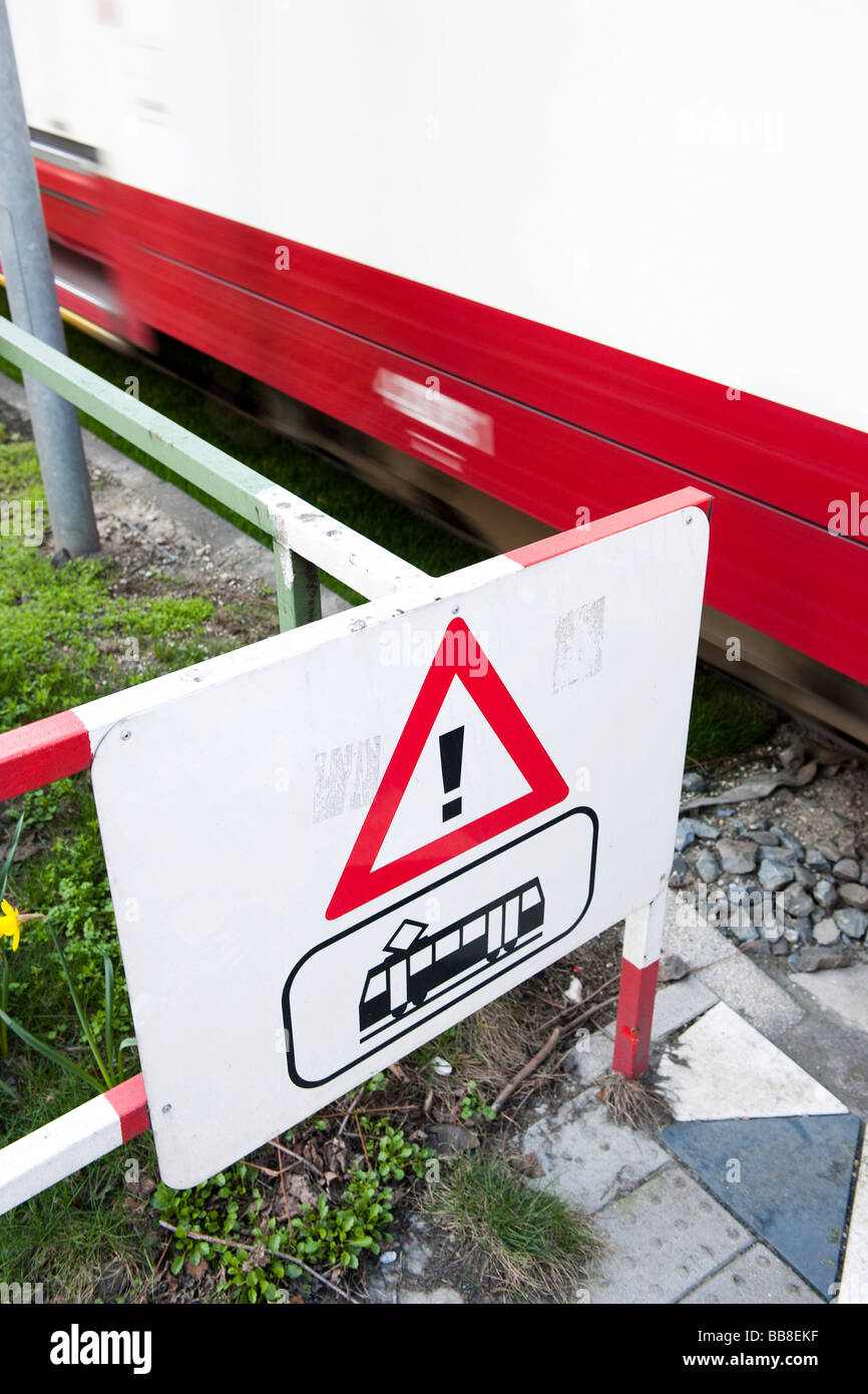 Il tram correndo su un incrocio Foto Stock