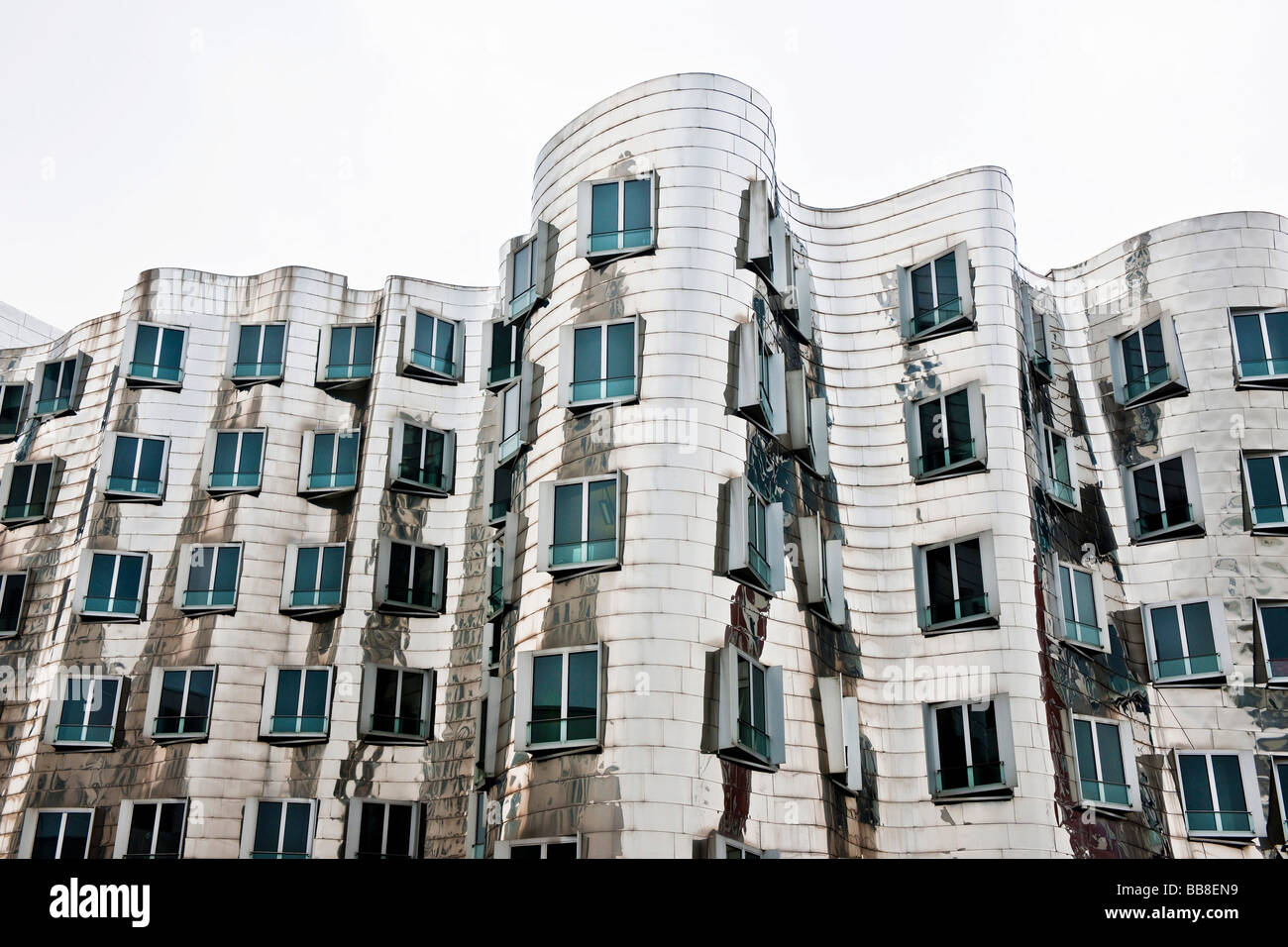 Edifici di Frank Gehry, porto, Duesseldorf, nella Renania settentrionale-Vestfalia, Germania Foto Stock