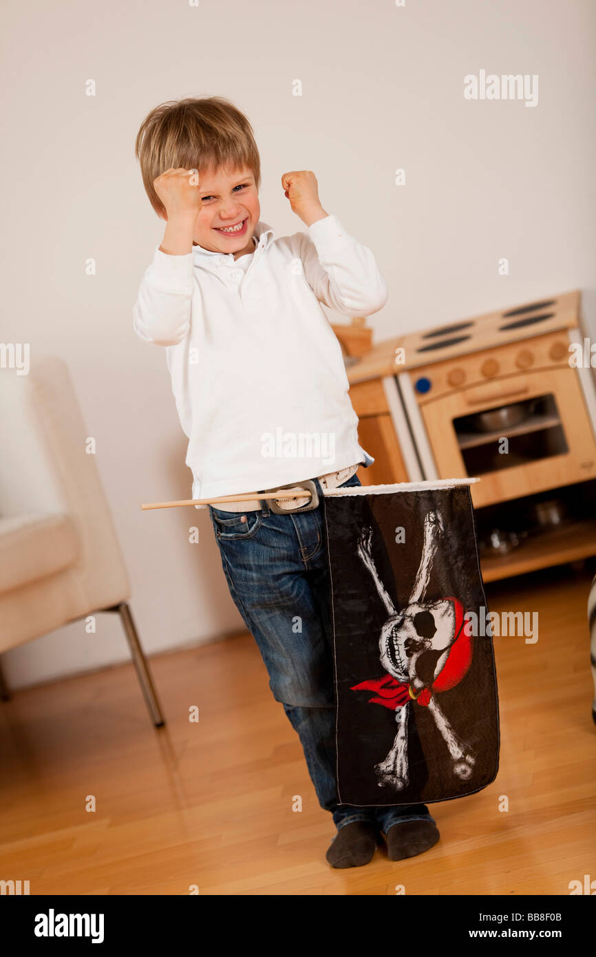 Il ragazzo, 6 anni, con la bandiera dei pirati, stringendo i pugni Foto Stock