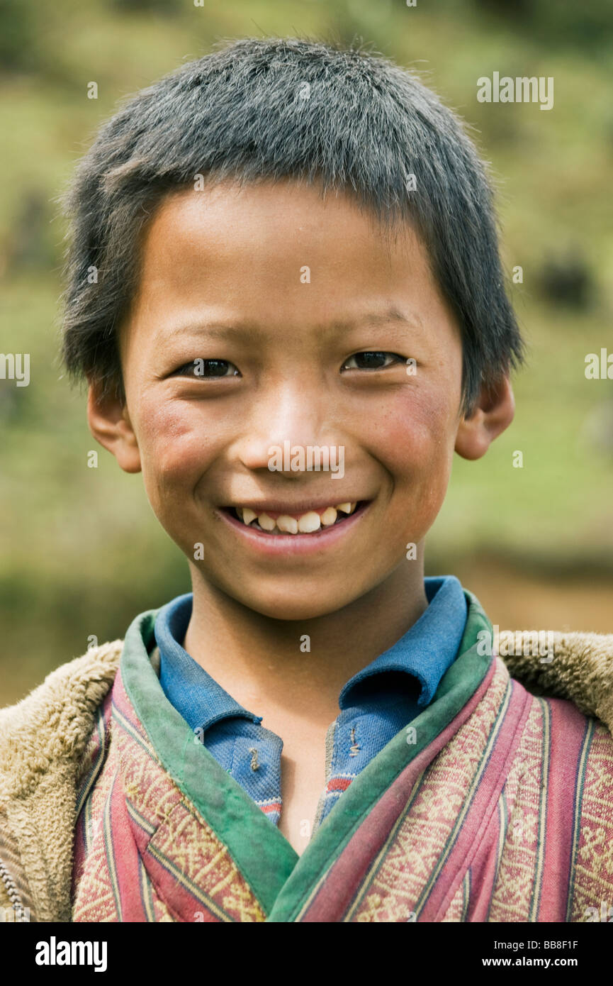 Da ragazzo Yak-imbrancandosi famiglia, Pele La Pass, ca. 11.000 piedi, Bhutan Foto Stock