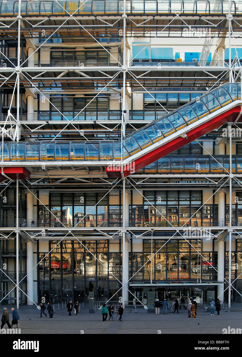 Ingresso del Centro Pompidou, in vetro e acciaio anteriore, Parigi, Francia, Europa Foto Stock