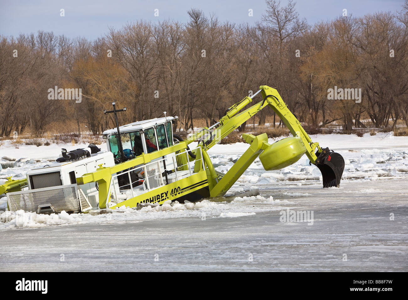 Amphibex Icebreaker macchina rompendo gli inceppamenti di ghiaccio sul Fiume Rosso, vicino a Selkirk, Manitoba, Canada. Foto Stock