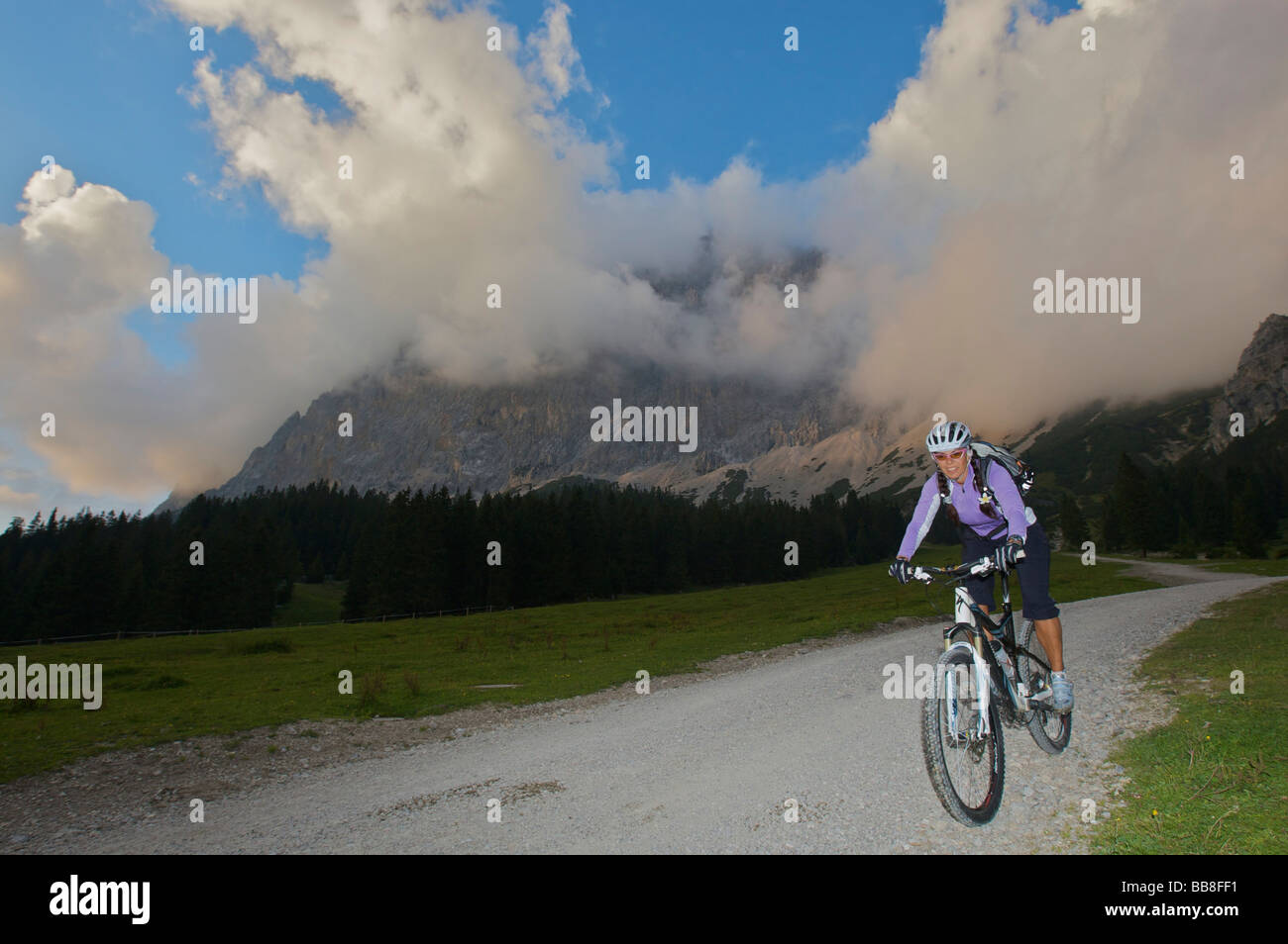 Donna alpinista vicino ai prati alpini di Ehrwalder Alm, Ehrwald, Tirolo, Austria, Europa Foto Stock