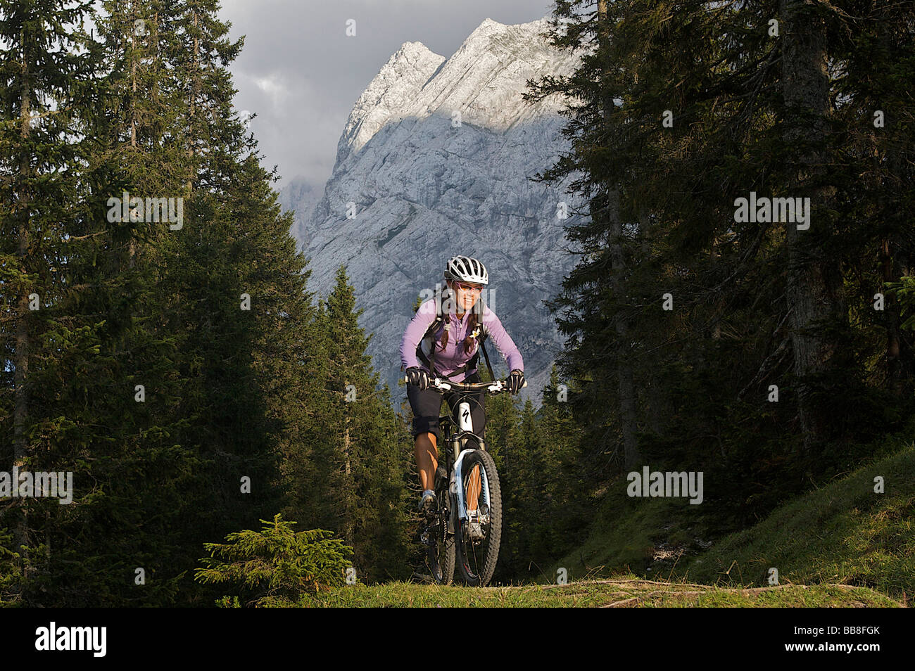 Donna alpinista vicino ai prati alpini di Ehrwalder Alm, Ehrwald, Tirolo, Austria, Europa Foto Stock