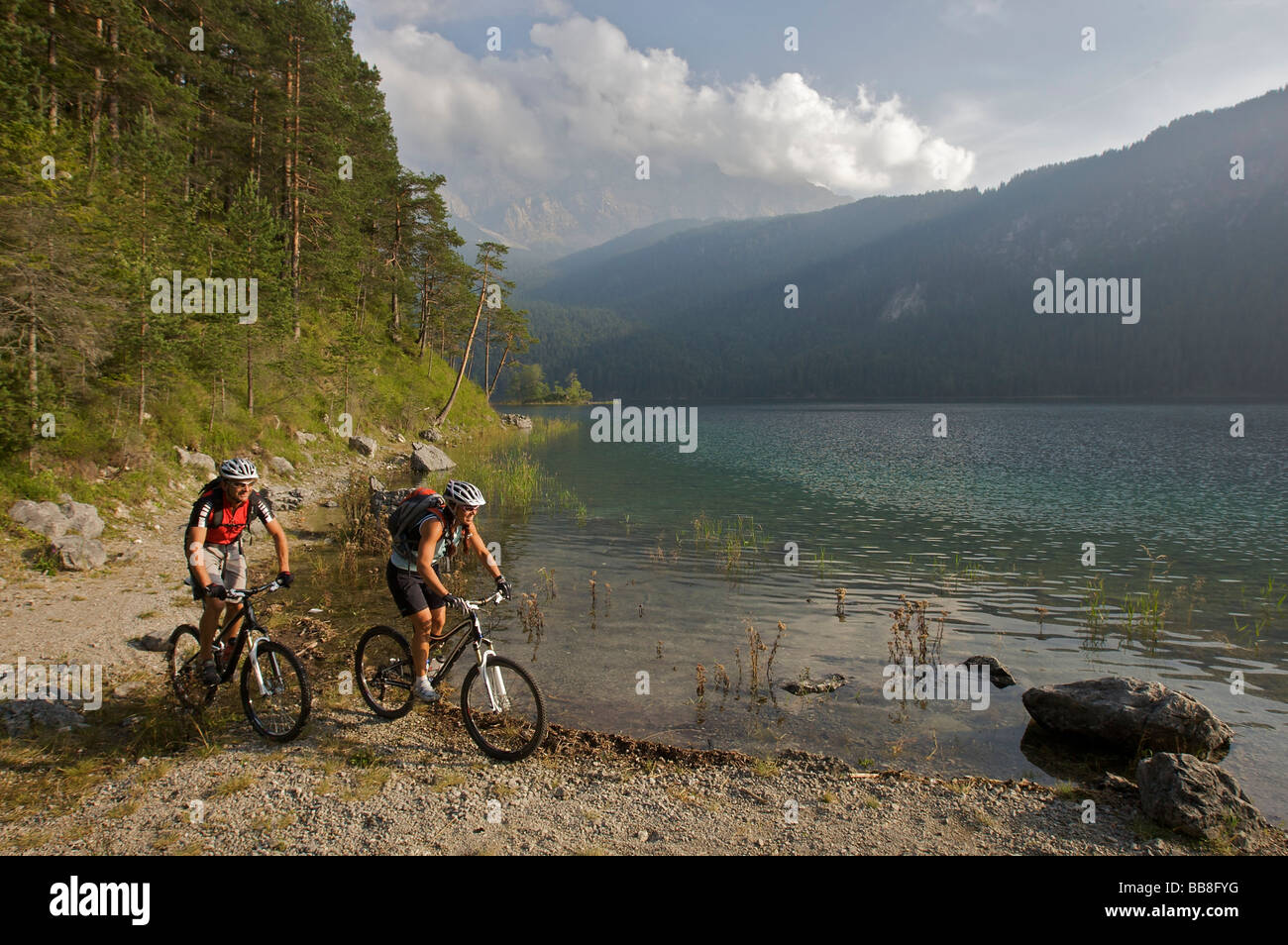 Motociclisti di montagna e di sesso maschile al lago di Eibsee, Grainau, alta Baviera, Baviera, Germania, Europa Foto Stock