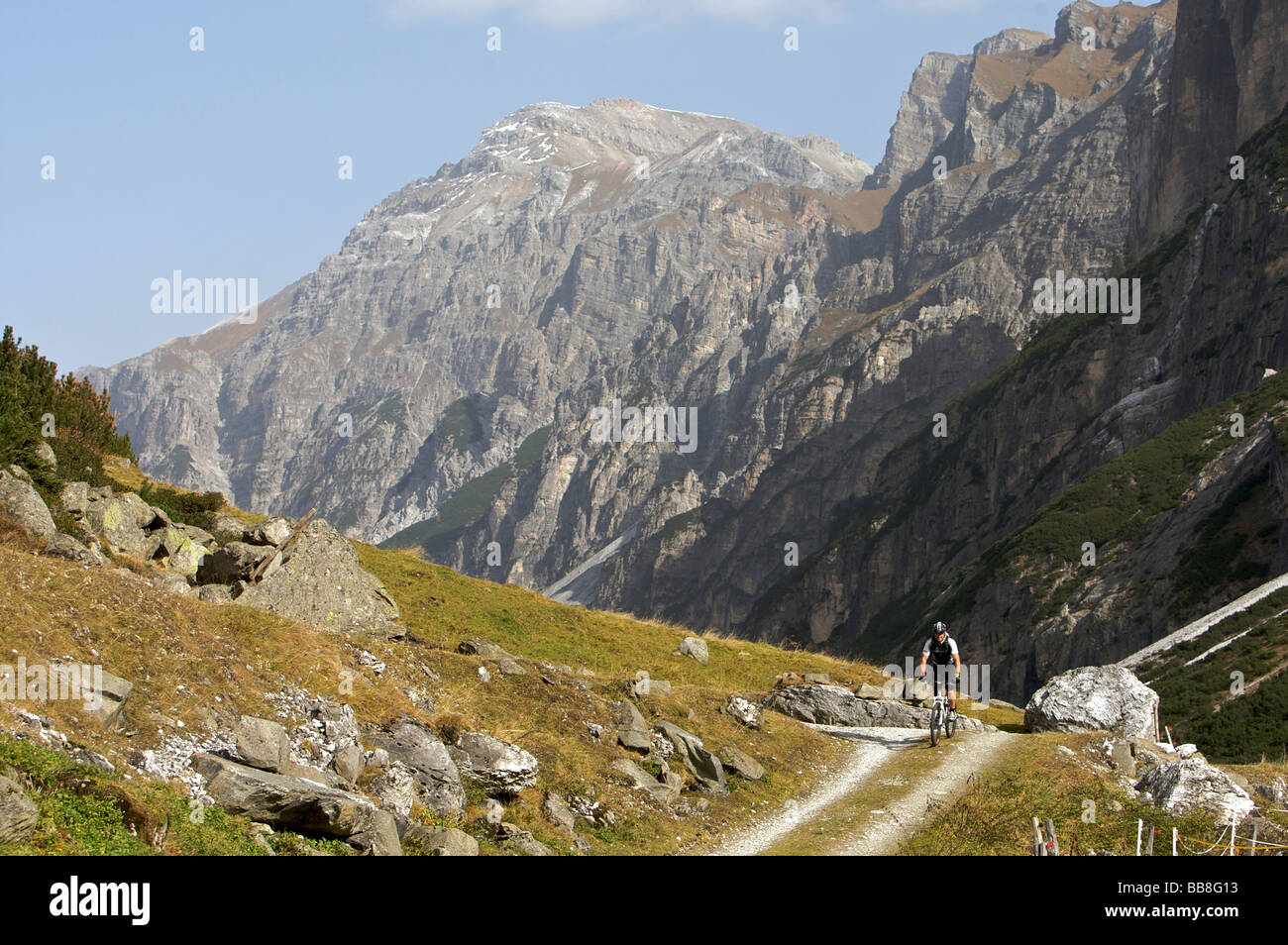 Mountainbiker al Karalm nella Val Pinnistal, Tirolo, Austria Foto Stock
