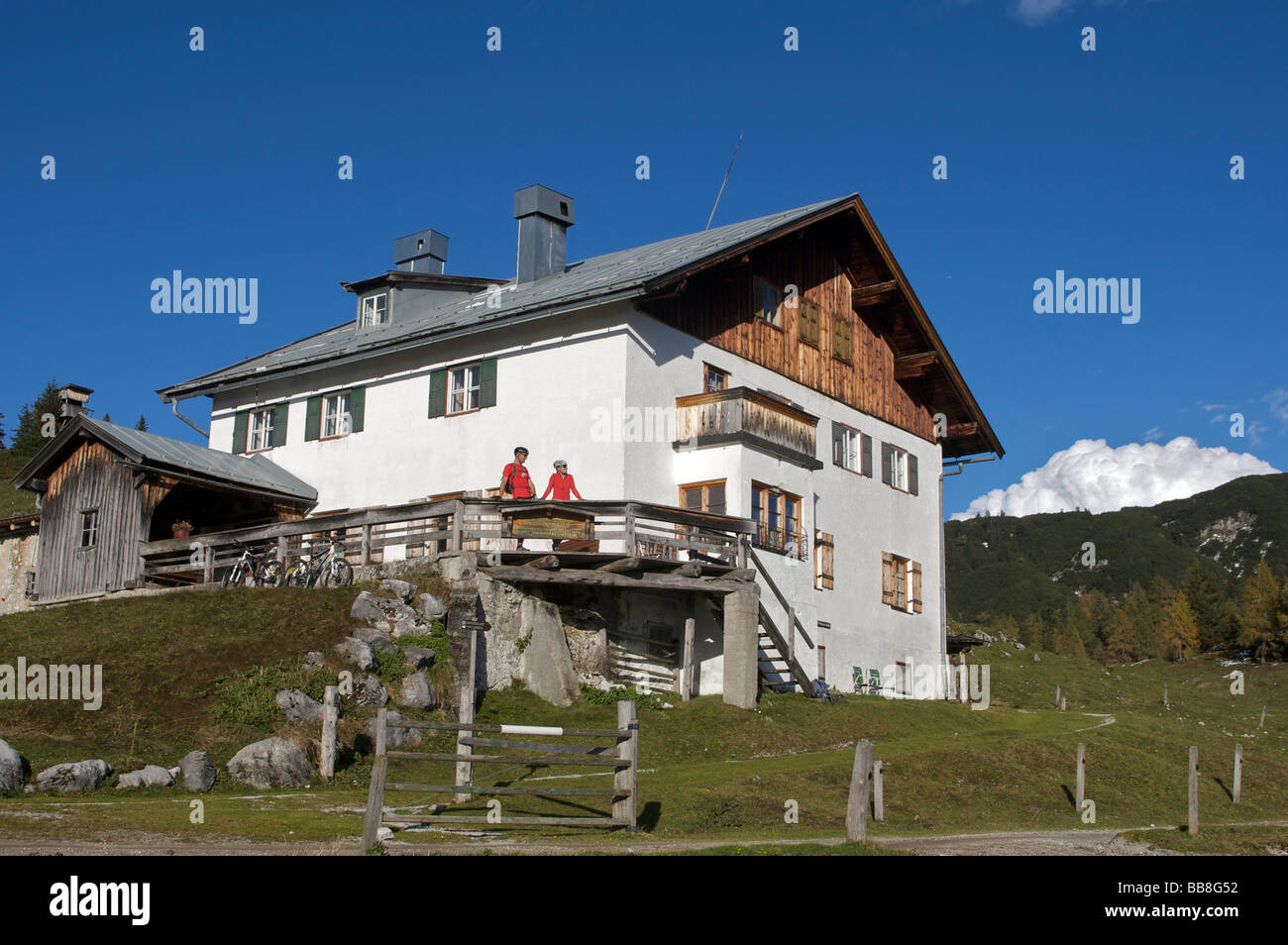 Gli amanti della mountain bike, maschio e femmina, all'Adlerspointalp vicino a Kirchdorf, Tirolo, Austria Foto Stock