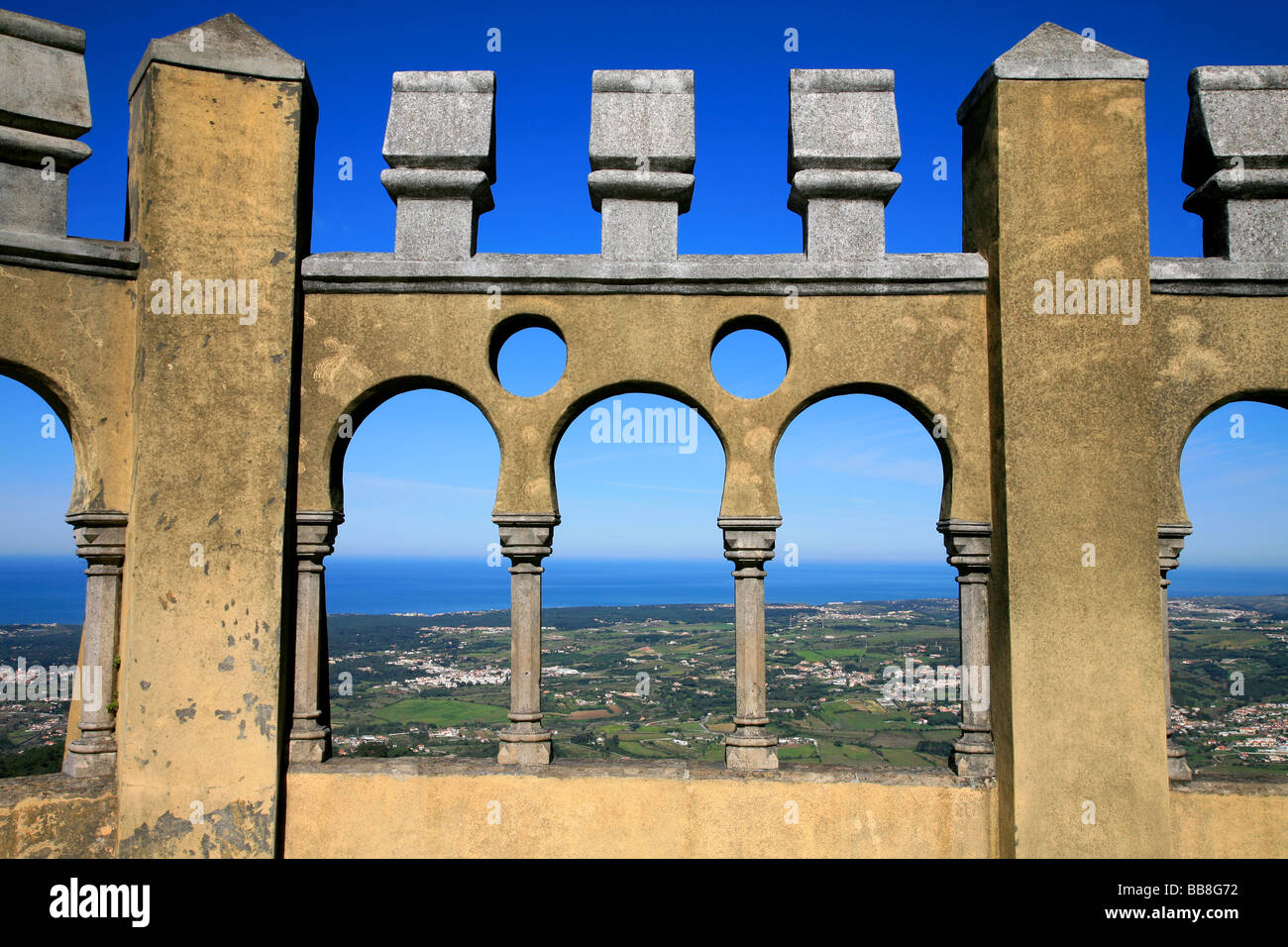 Vista dalla pena Palace presso il Parco Naturale di Sintra-Cascais a Sintra, Portogallo Foto Stock