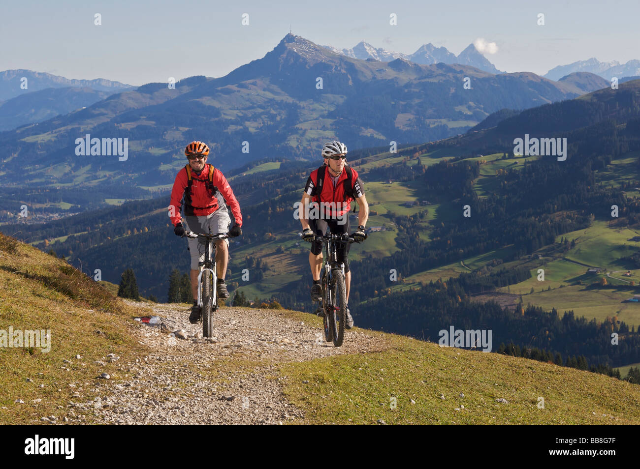 Gli amanti della mountain bike sul Monte Gaisberg vicino Wiegealm alp, Mount Kitzbuehler Horn dietro, Rettenbach, Tirolo, Austria Foto Stock