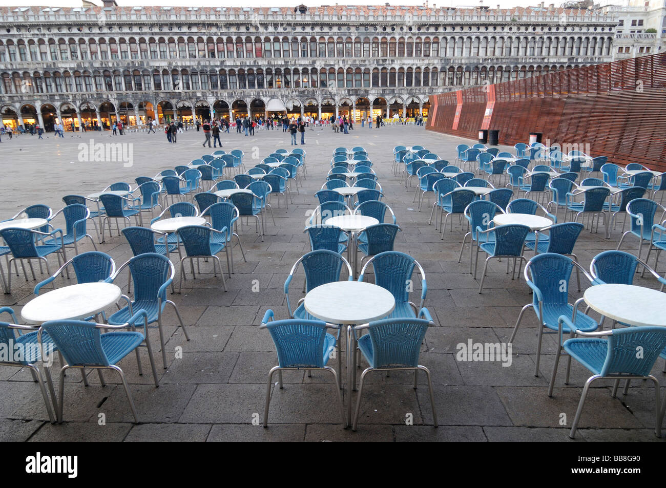 Il bistro deserte le tavole su Piazza San Marco, Venezia, Italia e Europa Foto Stock
