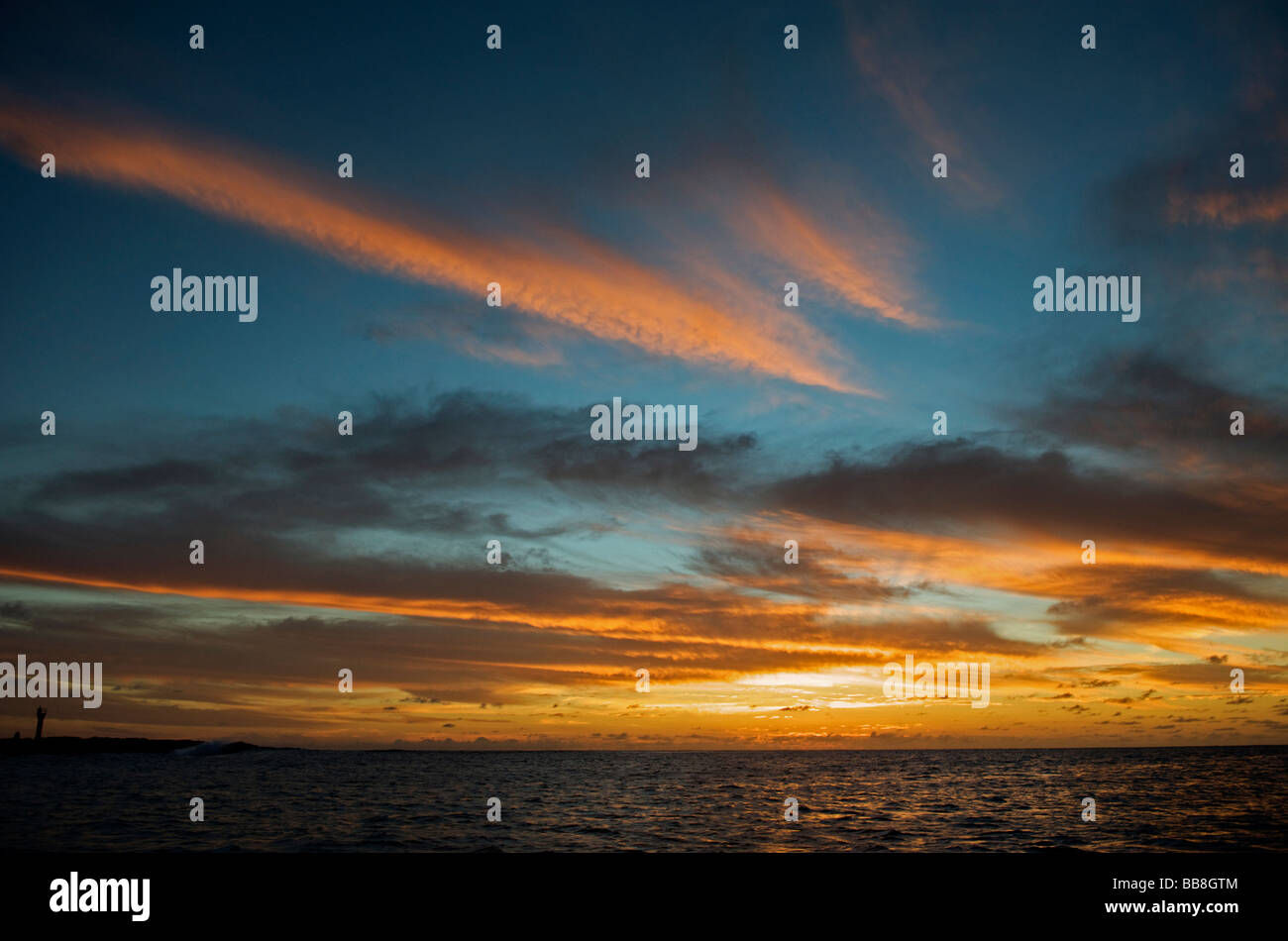 Tramonto su off la riva del mare al largo della costa di Espanola isola nelle isole Galapagos,mostra in gran parte colorata del cielo. Foto Stock