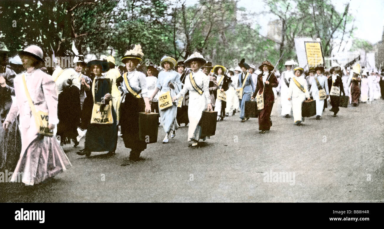 Suffragette dimostranti che porta altoparlante portatile scanni New York City 1912. Colorate a mano i mezzitoni di una fotografia Foto Stock