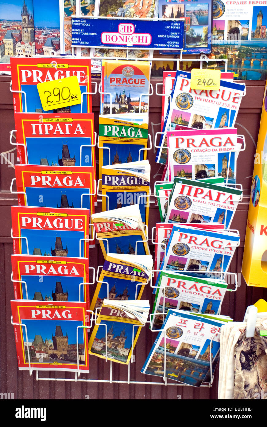 Praga Repubblica Ceca mappe e guide turistiche in vendita nella città capitale Foto Stock