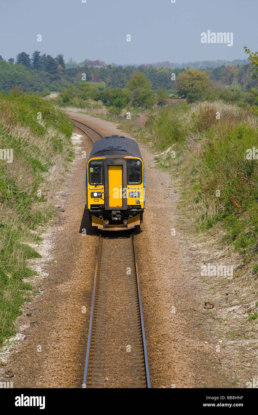 Servizio Ferroviario locale vicino Dullingham nel Suffolk la manutenzione della Cambridge per Ipswich locale linea di diramazione Foto Stock