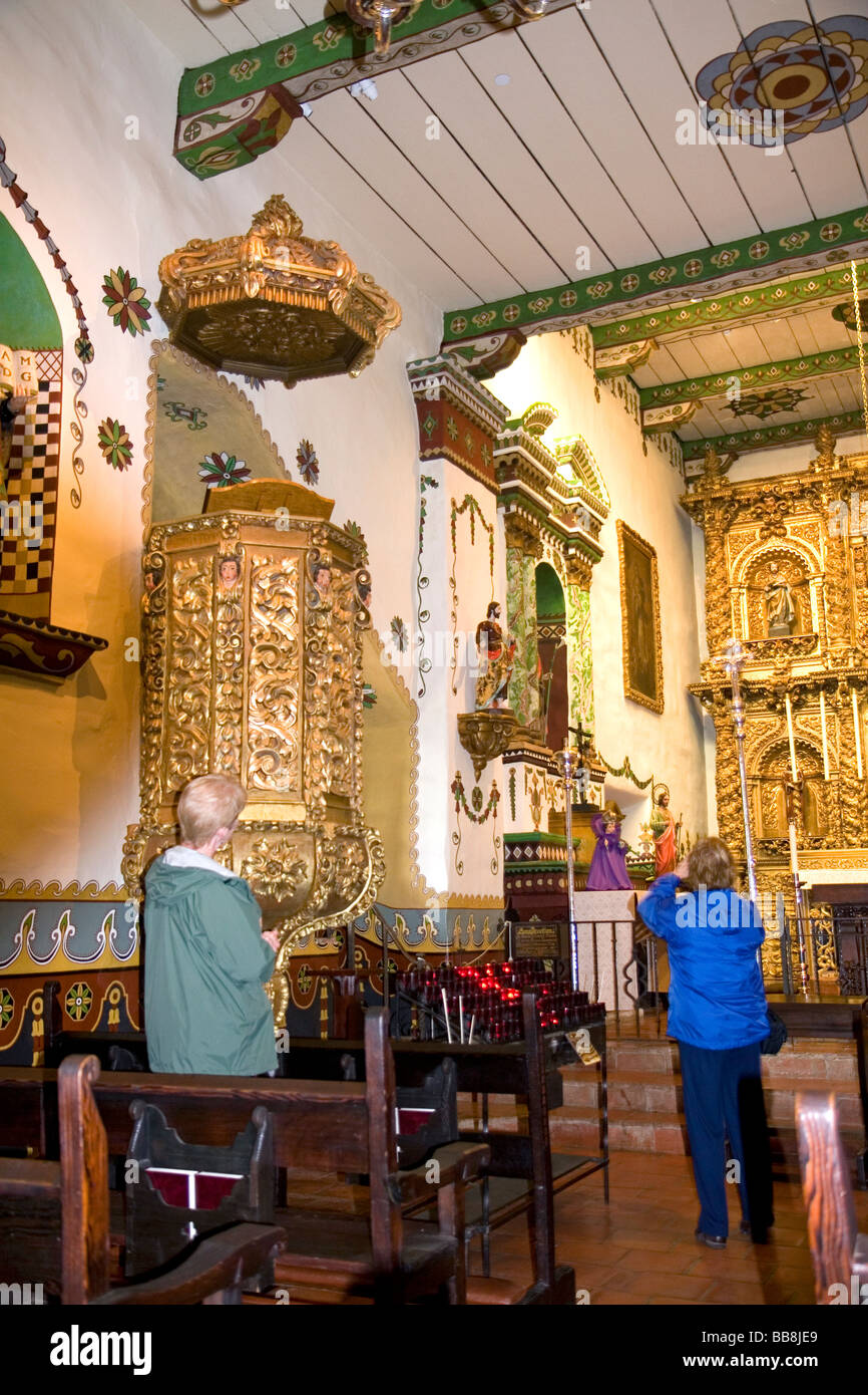 L'altare d'oro all'interno del Padre Serra s chiesa presso la missione di San Juan Capistrano California USA Foto Stock