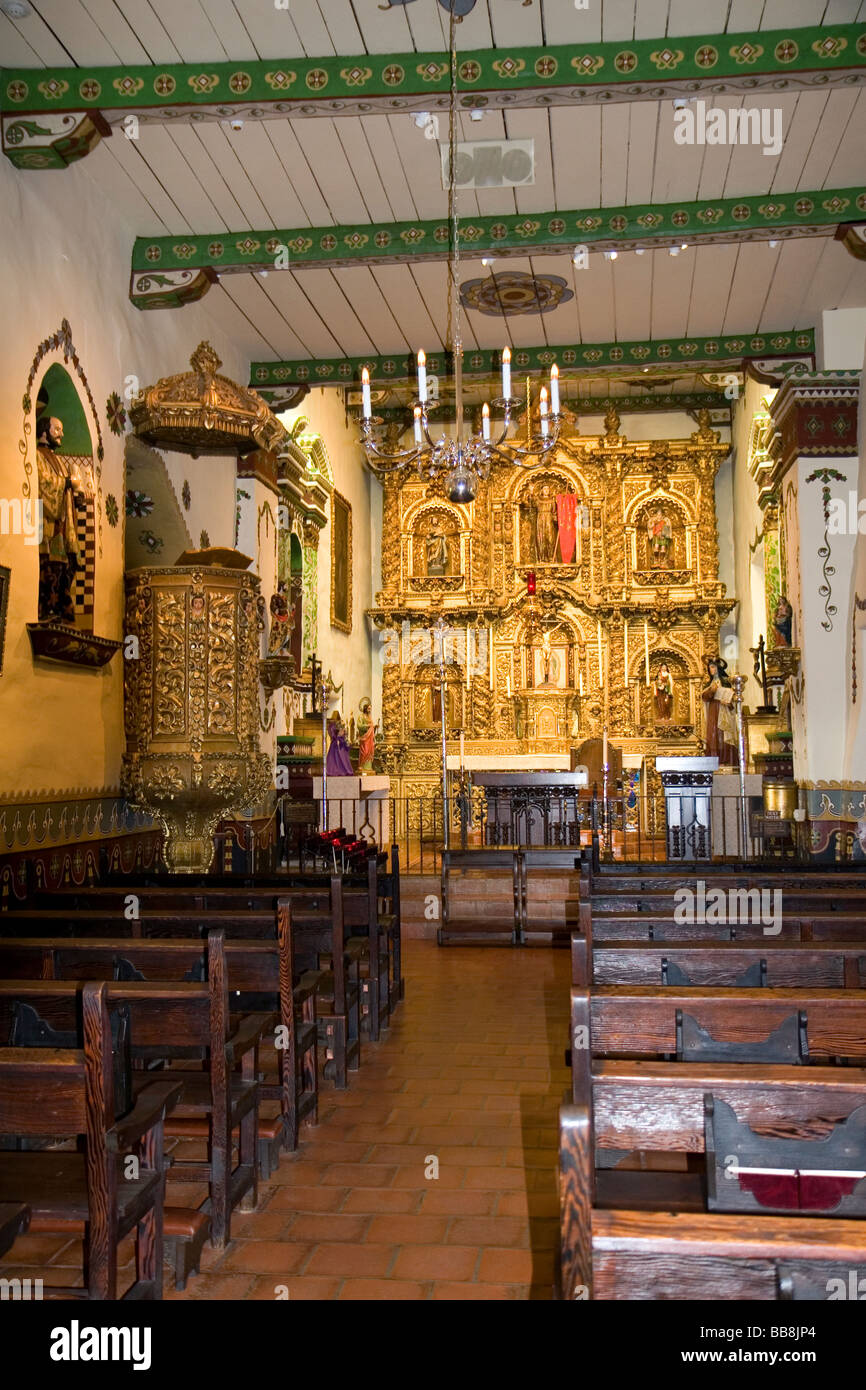 L'altare d'oro all'interno del Padre Serra s chiesa presso la missione di San Juan Capistrano California USA Foto Stock