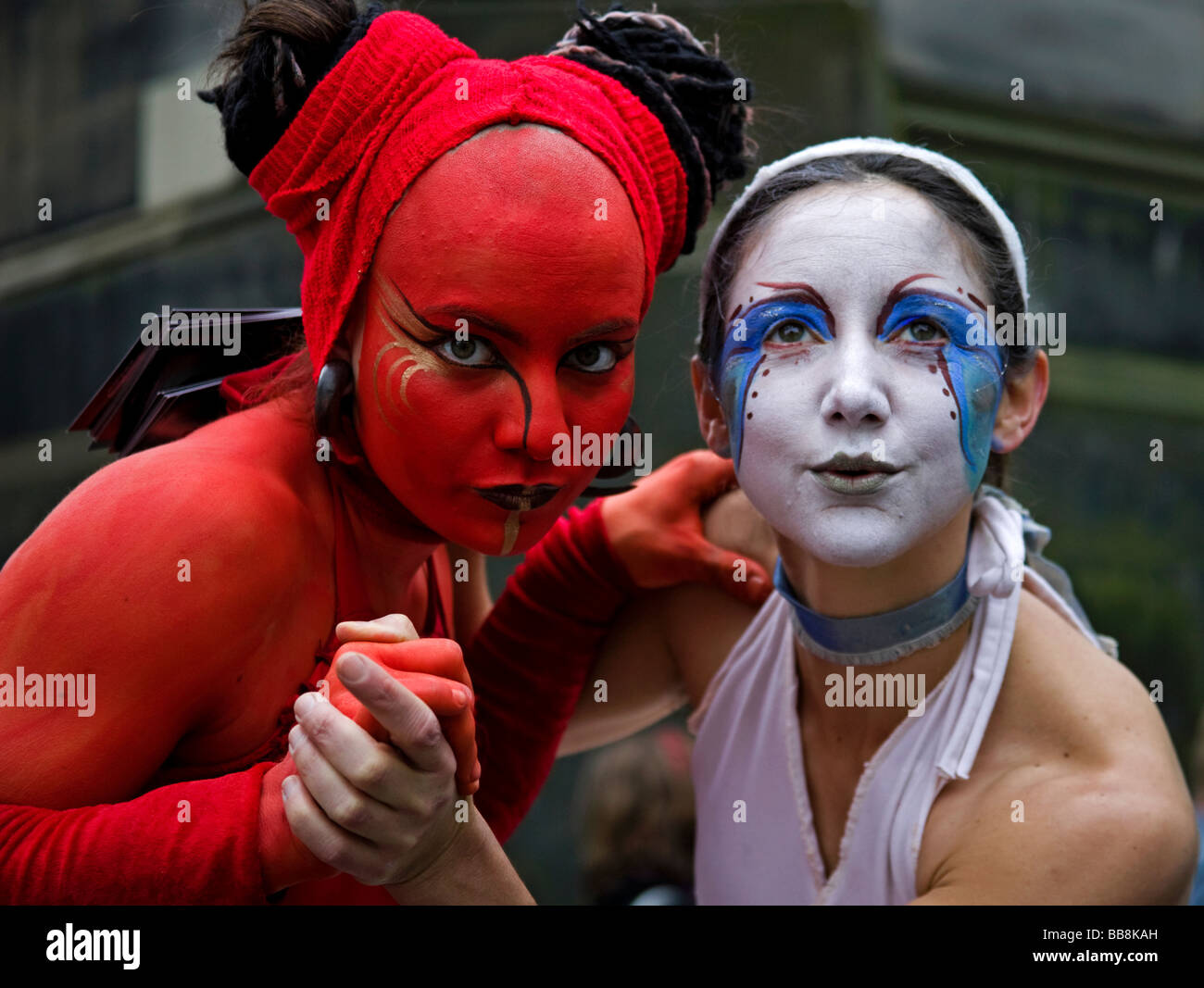 Gli attori di teatro eseguire per promuovere mostrano Edinburgh Fringe Festival Scozia UK, Europa Foto Stock