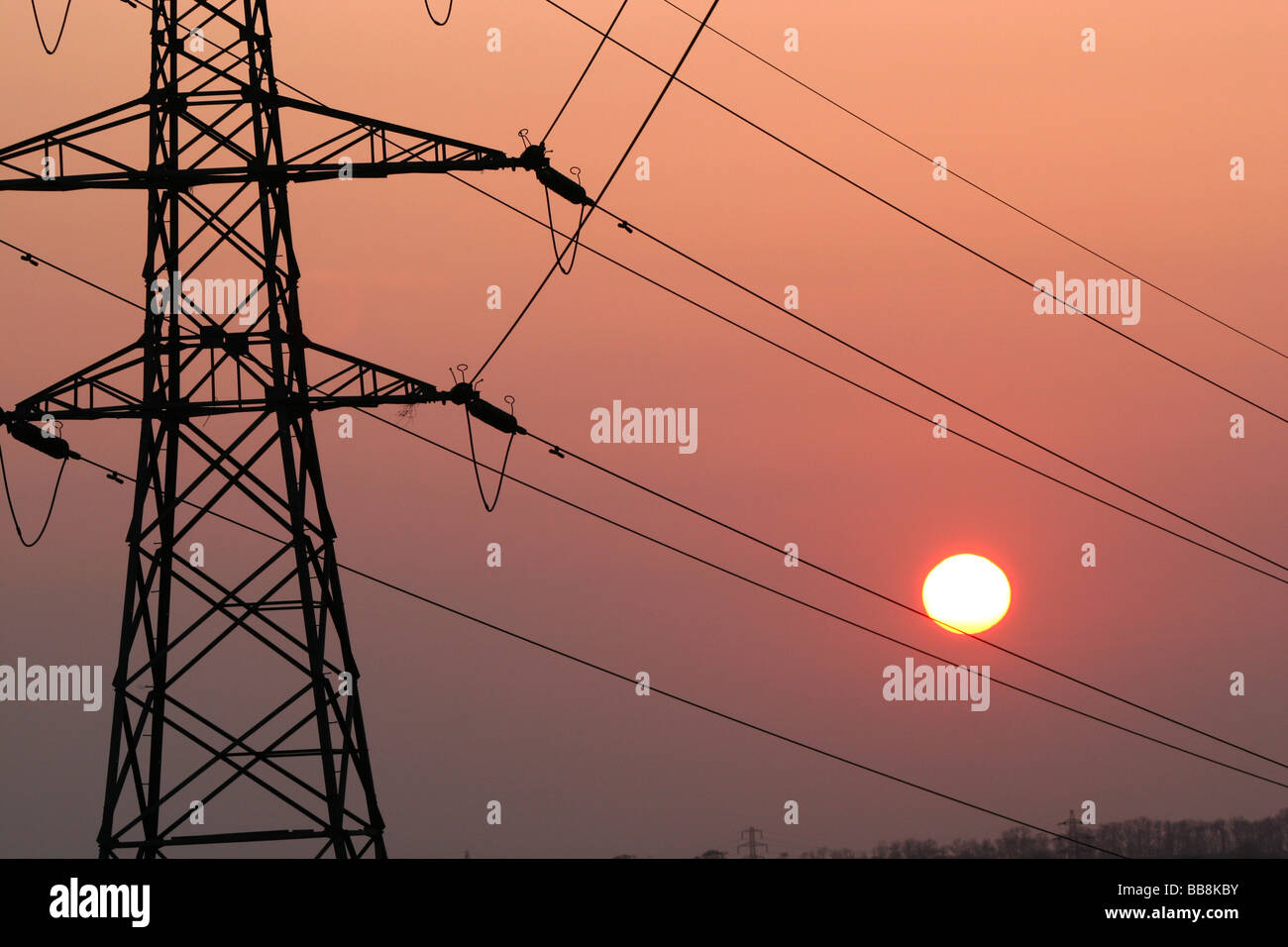Elettricità pilone, cavi e al tramonto. Foto Stock