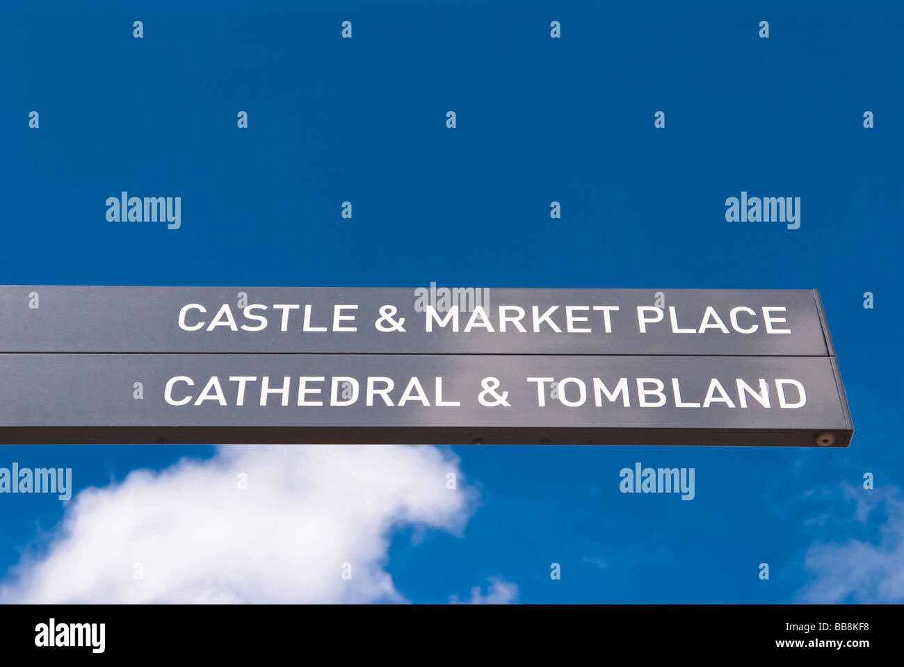 Un segno che puntano a Norwich bovini & market place e la cattedrale e tombland Foto Stock
