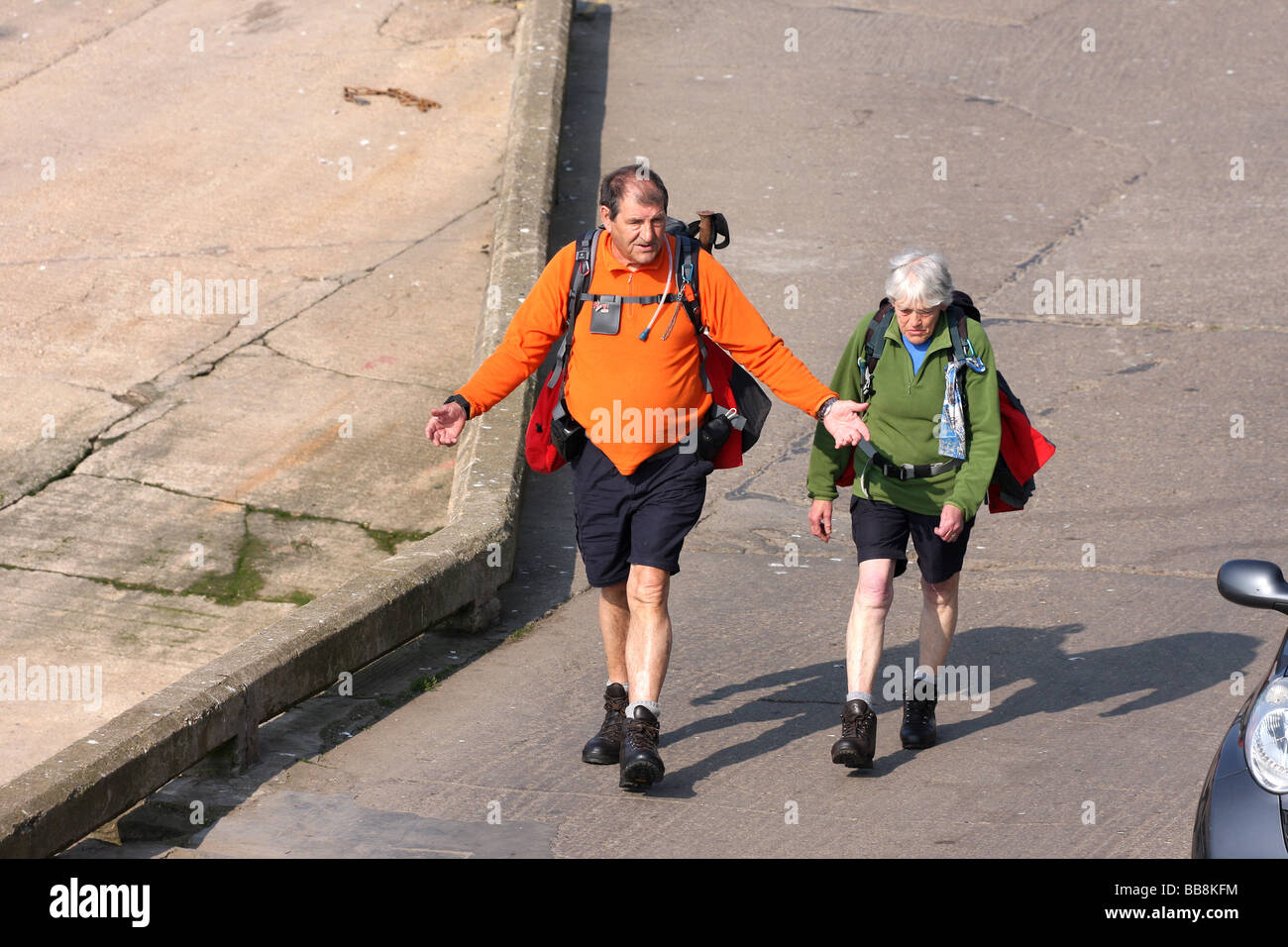 Coppia di mezza età in piena marcia a piedi. Foto Stock