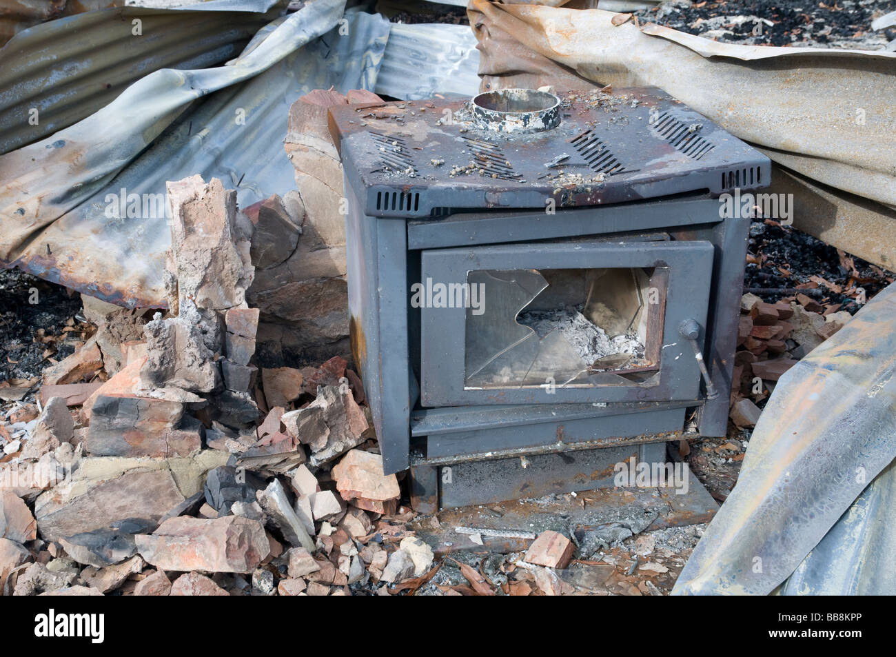 Resti di un bruciatore di legno dopo un devastante bushfire Foto Stock