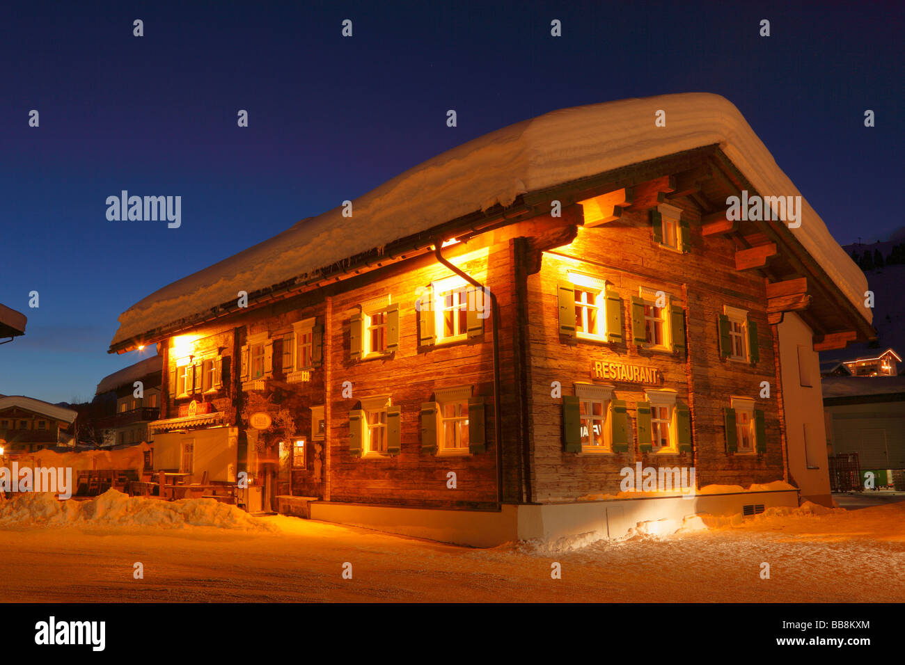 Ristorante, coperta di neve casa in legno a Lech, Vorarlberg, Austria, Europa Foto Stock