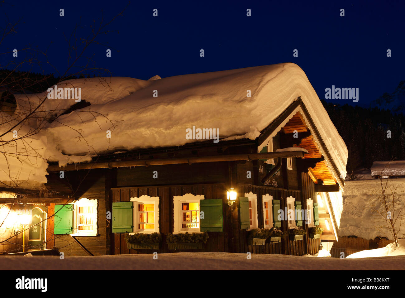 Coperte di neve casa in legno a Lech, Vorarlberg, Austria, Europa Foto Stock