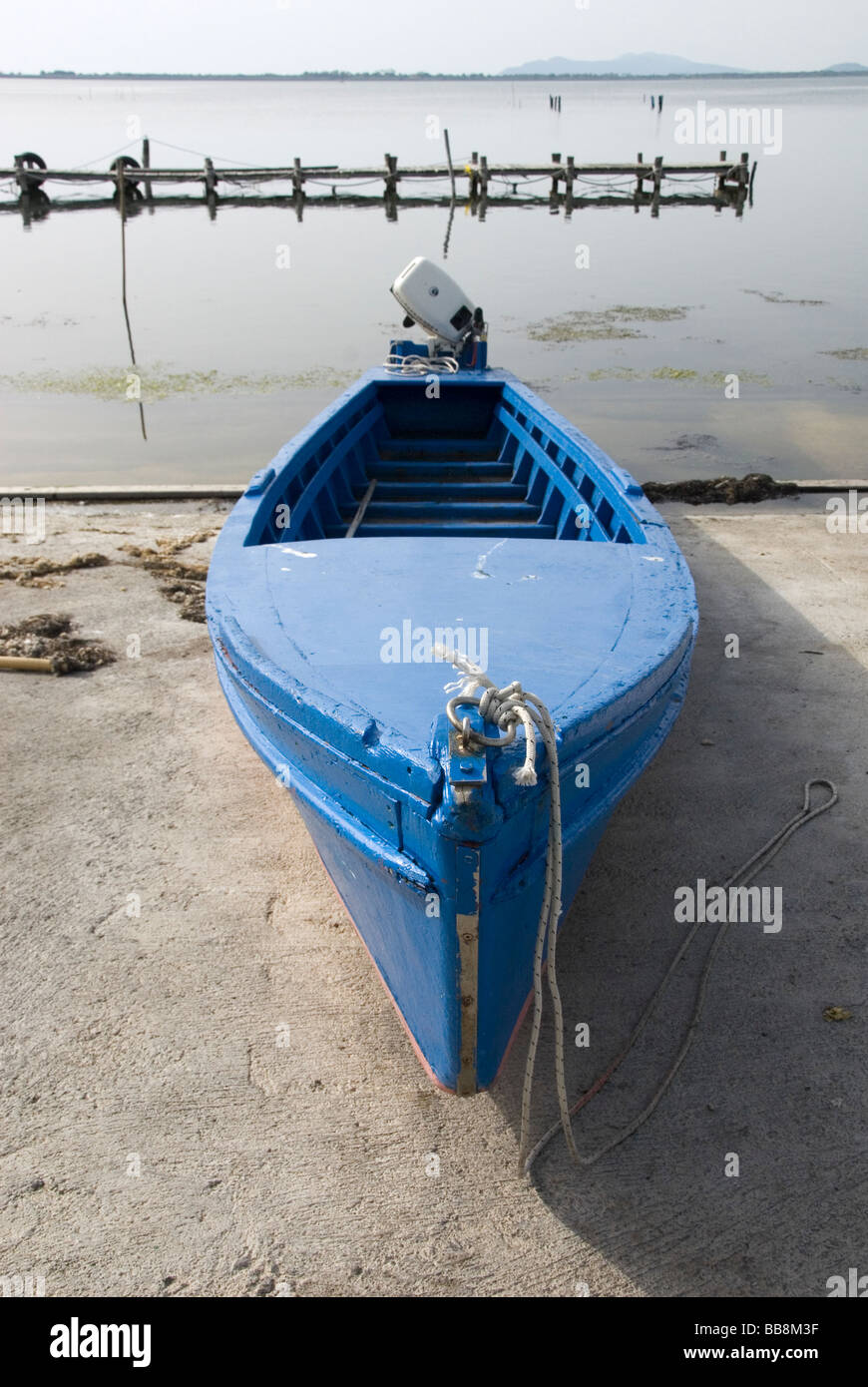 Barca dei pescatori di Orbetello sulla potente lato della laguna di Orbetello Foto Stock