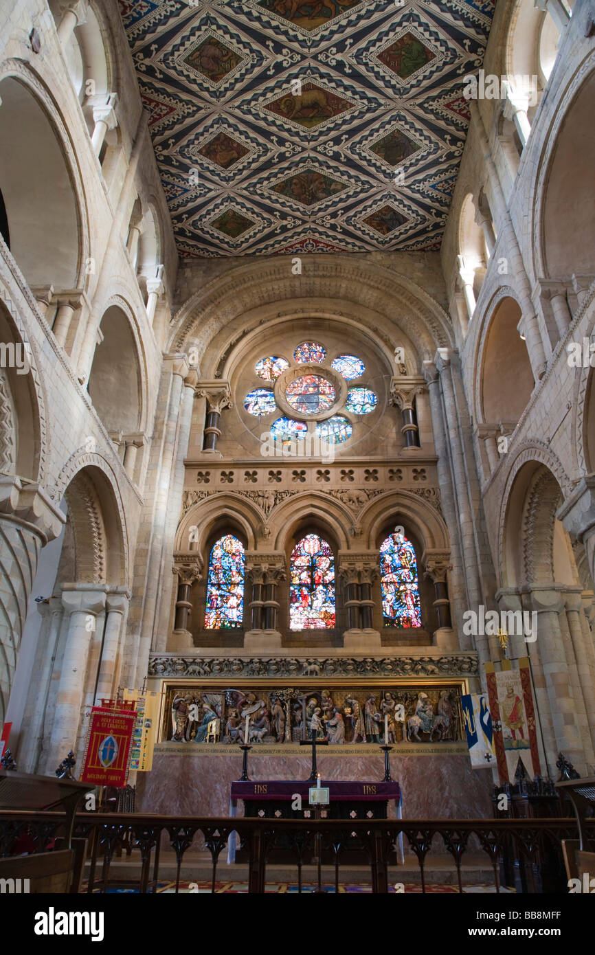 Altare e navata, Chiesa dell'abbazia di Waltham, interno, Waltham Abbey Essex, Inghilterra, Regno Unito Foto Stock
