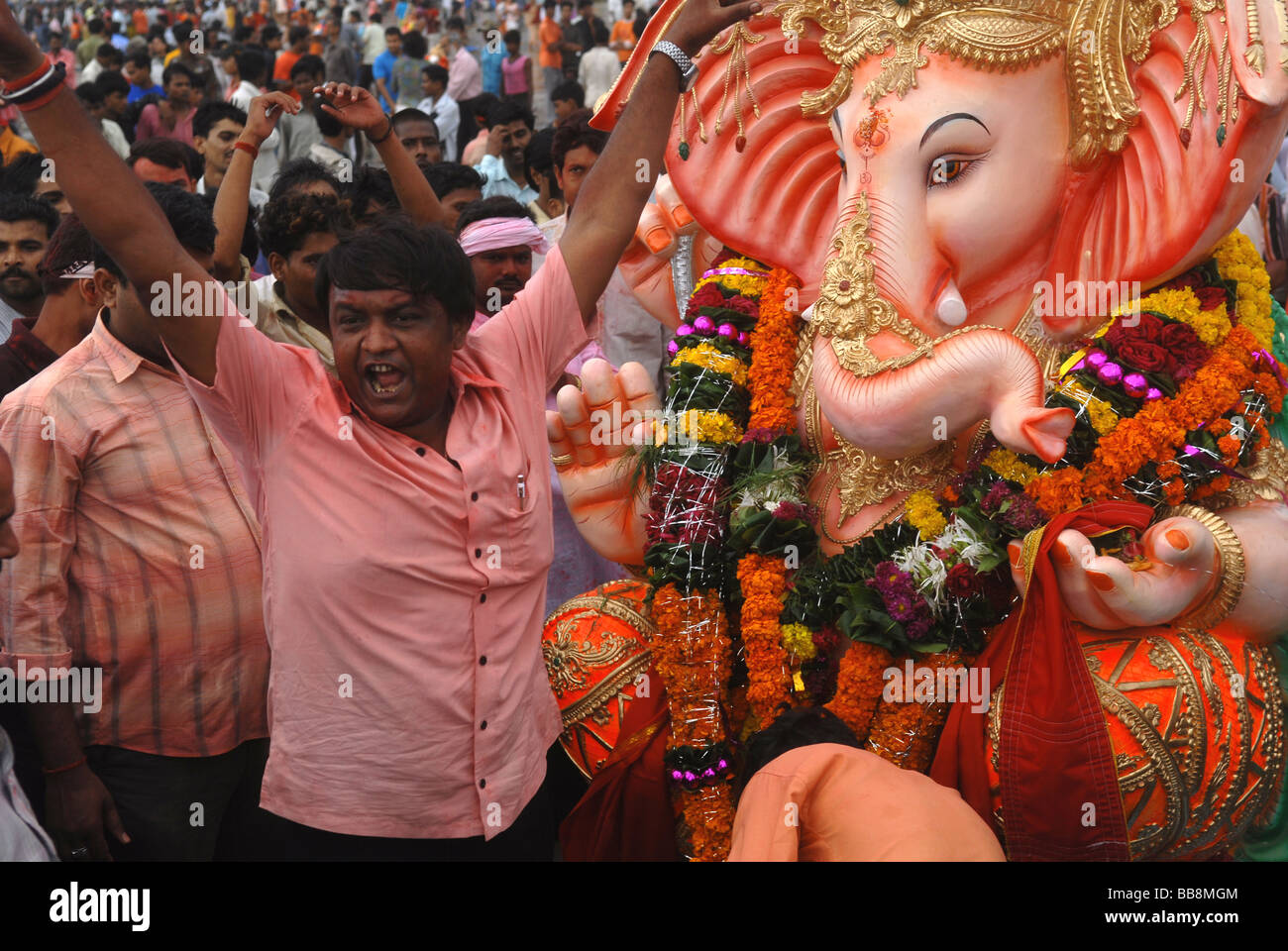 Ganesh statua sulla spiaggia di Mumbai Ganesh Chaturthi festival Foto Stock