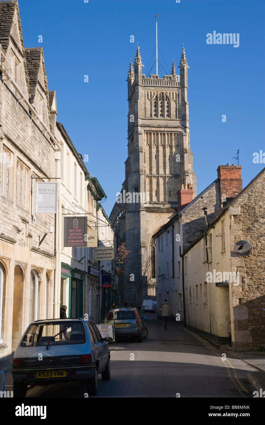 Blackjack Street con la Chiesa di San Giovanni Battista, Cirencester, Cotswolds, Gloucestershire, England, Regno Unito Foto Stock