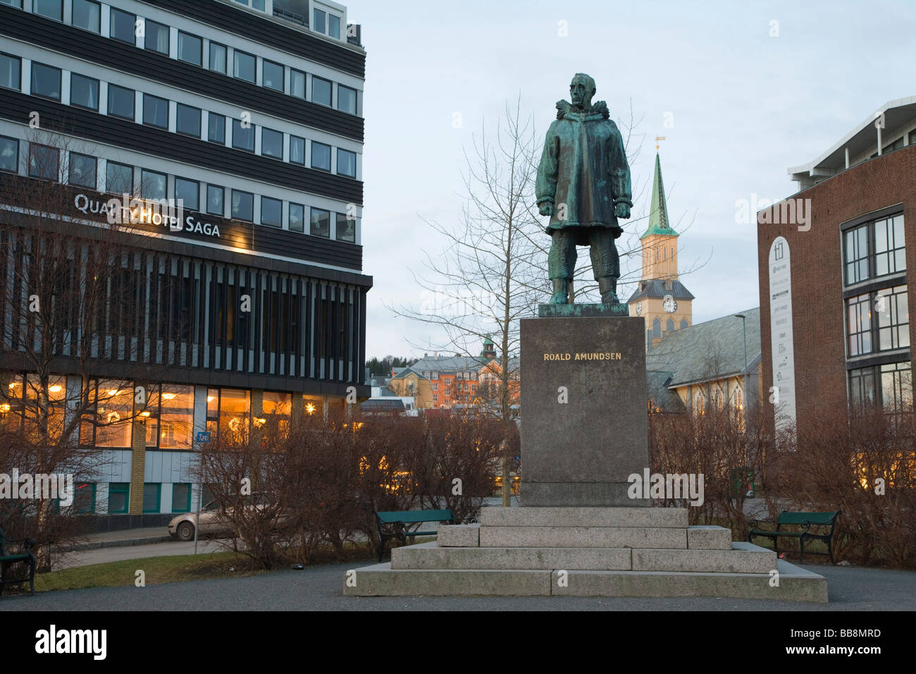 Roald Amundsen scultura, Tromso cattedrale protestante, Tromso domkirke, notte polare, inverno, Tromso, Troms, Norvegia Foto Stock