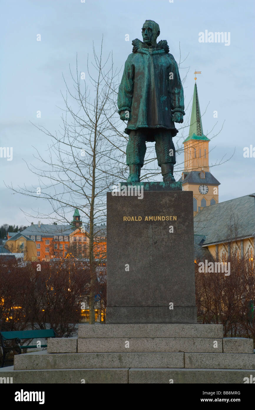 Roald Amundsen scultura, Tromso cattedrale protestante, Tromso domkirke, notte polare, inverno, Tromso, Troms, Norvegia Foto Stock