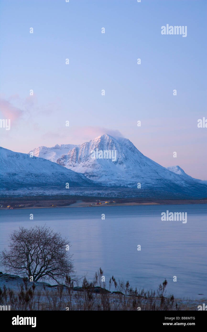Balsnesodden, vista dal lato dello stretto di Tromsoysundet, Tromso Sound, notte polare, inverno, Tromso, Troms, Norvegia Foto Stock