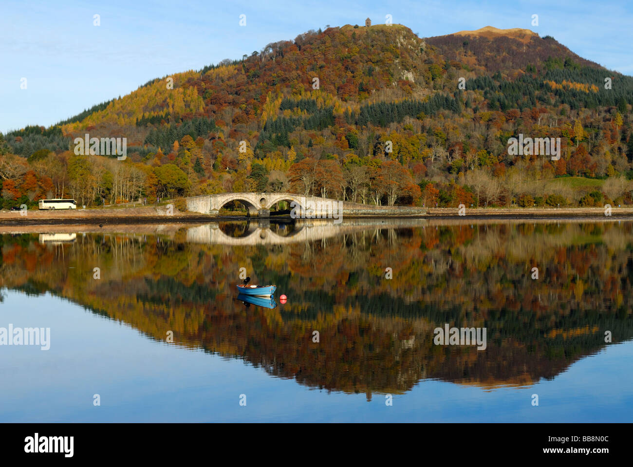 Autunno riflessioni sul Loch Fyne a Inveraray, Argyll, Scozia Foto Stock