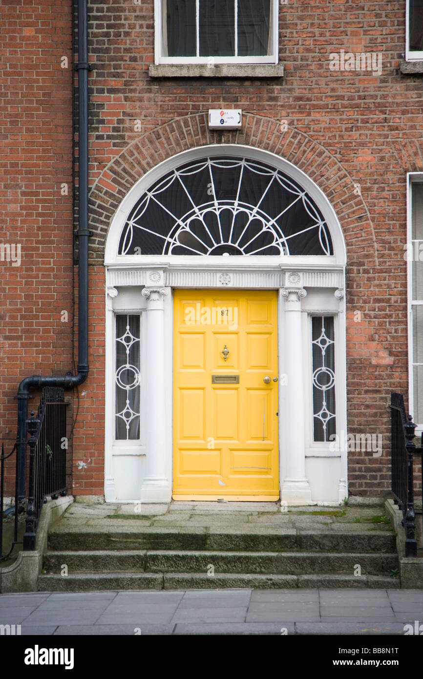 Ingresso della porta di casa georgiana a Lower Leeson Street Dublin, Irlanda Foto Stock