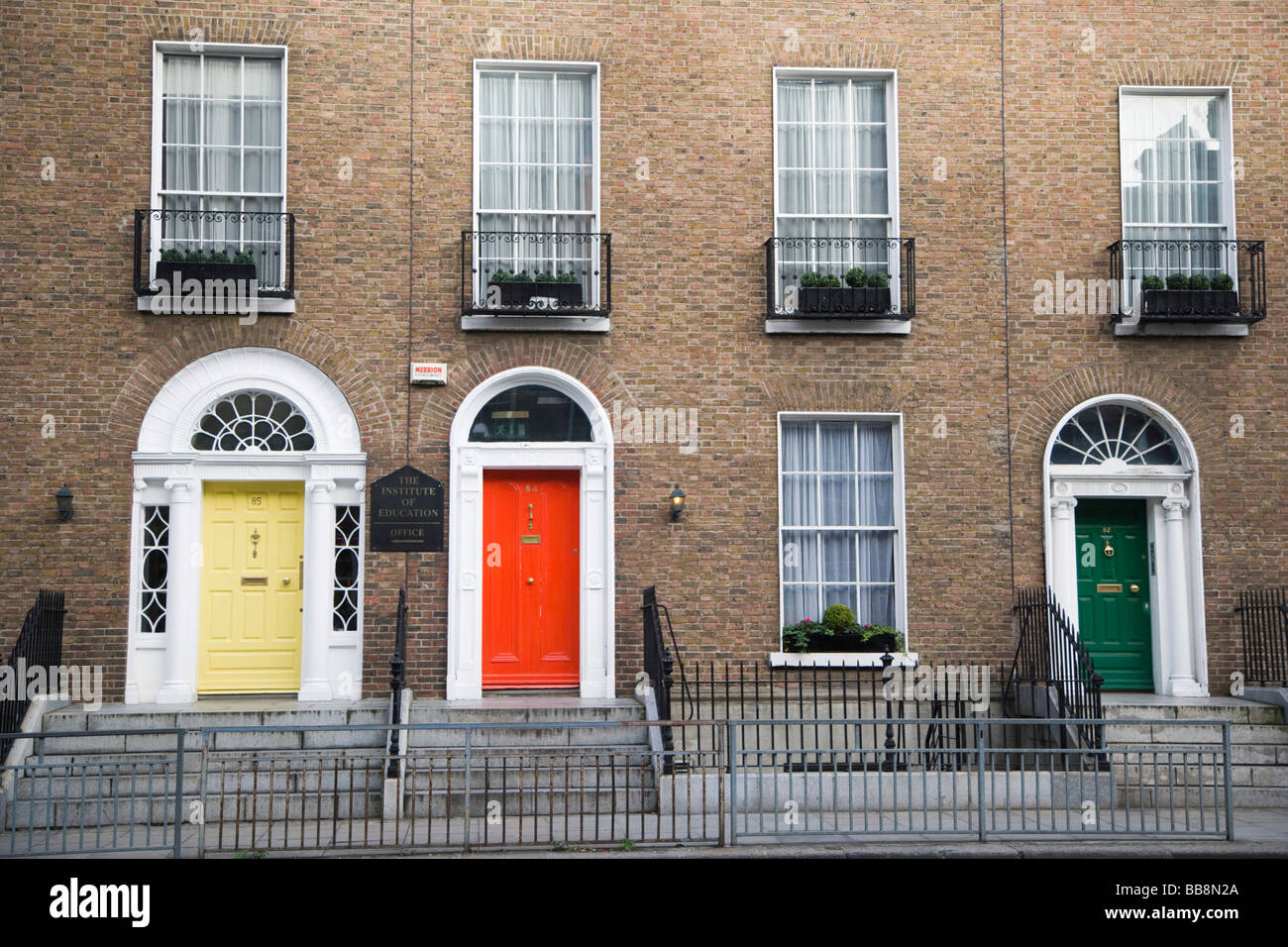 Tre case in stile georgiano a Lower Leeson Street Dublin, Irlanda Foto Stock